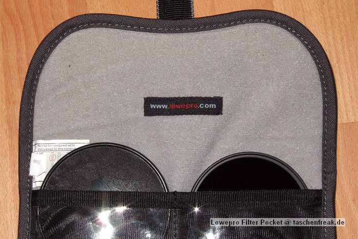 Foto von Jrg Langer\n\nKommentar des Nutzers:\n\nIn diese Zubehrtasche aus dem Lowepro Portfolio knnen in den 6 Fchern jede Menge Filter untergebracht werden. Die Innenseite ist aus sehr weichem Stoff gestaltet, so das die Filter nicht zuschaden kommen. Das Etui ist gepolstert, so das auch ein herunterfallen des gesamten Etuis den Filtern nicht anhaben kann.\n\nWir haben hier drinne:\nOben links: B&W Ksmann Slim mit Deckel POL\nOben rechts: 2x Hoya Graufilter ND4 & ND8 in 77 miteinander verschraubt\nMitte linkes: Filteradapterringe in 77-67,67-58, 58-52\nUnten links: Cokin Sunset\nUnten rechts: Cokin Grauverlauf\nMitte rechts: Canon 500D in 77mm
