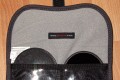 Foto von Jrg Langer\n\nKommentar des Nutzers:\n\nIn diese Zubehrtasche aus dem Lowepro Portfolio knnen in den 6 Fchern jede Menge Filter untergebracht werden. Die Innenseite ist aus sehr weichem Stoff gestaltet, so das die Filter nicht zuschaden kommen. Das Etui ist gepolstert, so das auch ein herunterfallen des gesamten Etuis den Filtern nicht anhaben kann.\n\nWir haben hier drinne:\nOben links: B&W Ksmann Slim mit Deckel POL\nOben rechts: 2x Hoya Graufilter ND4 & ND8 in 77 miteinander verschraubt\nMitte linkes: Filteradapterringe in 77-67,67-58, 58-52\nUnten links: Cokin Sunset\nUnten rechts: Cokin Grauverlauf\nMitte rechts: Canon 500D in 77mm