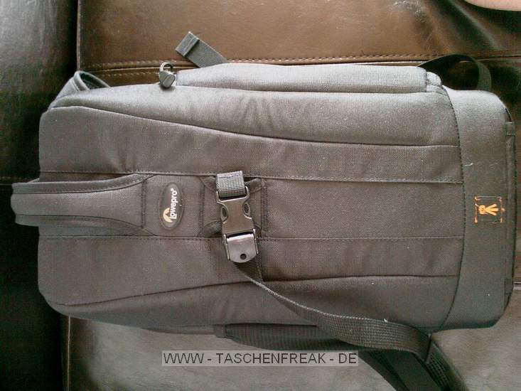 LOWEPRO FLIPSIDE 200\n\nFoto und Kommentar von Johannes Krupinski - VIELEN DANK!\n\nKommentar:\n\nHallo Jrg Langer,\n\nvielen Dank fr die Geniale Seite "Taschenfreak " sie hat mir schon in vielen Momenten weitergeholfen.\n\nAllerdings befindet sich der Rucksack den ich hauptschlich benutzte nicht in der Auflistung. Deshalb habe ich gerade einmal ein paar Fotos gemacht (leider nur mit dem Handy - die Kamera ist zur Veranschaulichung besser im Rucksack selbst aufgehoben).\n\nKommentar zum Foto-Rucksack LOWEPRO FLIPSIDE 200:\n\nKonzept: Der Rucksack ist im Innenraum sehr flexibel zu gestalten. Besondern praktische ist, dass die Hauptffnung in Richtung Rcken liegt, so dass beim tragen niemand ans Hauptfach " also an die Kamera " herankommt. Wenn man an seine Ausrstung will, dann dreht man einfach den Rucksack mit angelegtem Bauchgurt nach vorne und ffnet den Rucksack (der Name ist Programm). \n\nGre: Wie auf den Bilder zu sehen ist die Gre mit 4 Objektiven und einer DSLR ausgereizt. Evtl. ist noch ein Blitz unterzubringen. Fr eine Wanderung oder einen Tagesausflug handelt es sich aber um eine gute Gre. \n\nVerarbeitung: Sehr gute Verarbeitung. Allerdings bin ich gespannt wie lange die Verschlsse an den Gurten halten.\n\nLG\n\nJohannes Krupinski