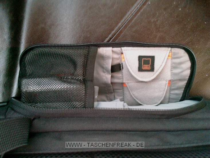 LOWEPRO FLIPSIDE 200\n\nFoto und Kommentar von Johannes Krupinski - VIELEN DANK!\n\nKommentar:\n\nHallo Jrg Langer,\n\nvielen Dank fr die Geniale Seite "Taschenfreak " sie hat mir schon in vielen Momenten weitergeholfen.\n\nAllerdings befindet sich der Rucksack den ich hauptschlich benutzte nicht in der Auflistung. Deshalb habe ich gerade einmal ein paar Fotos gemacht (leider nur mit dem Handy - die Kamera ist zur Veranschaulichung besser im Rucksack selbst aufgehoben).\n\nKommentar zum Foto-Rucksack LOWEPRO FLIPSIDE 200:\n\nKonzept: Der Rucksack ist im Innenraum sehr flexibel zu gestalten. Besondern praktische ist, dass die Hauptffnung in Richtung Rcken liegt, so dass beim tragen niemand ans Hauptfach " also an die Kamera " herankommt. Wenn man an seine Ausrstung will, dann dreht man einfach den Rucksack mit angelegtem Bauchgurt nach vorne und ffnet den Rucksack (der Name ist Programm). \n\nGre: Wie auf den Bilder zu sehen ist die Gre mit 4 Objektiven und einer DSLR ausgereizt. Evtl. ist noch ein Blitz unterzubringen. Fr eine Wanderung oder einen Tagesausflug handelt es sich aber um eine gute Gre. \n\nVerarbeitung: Sehr gute Verarbeitung. Allerdings bin ich gespannt wie lange die Verschlsse an den Gurten halten.\n\nLG\n\nJohannes Krupinski