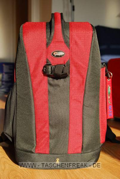 LOWEPRO FLIPSIDE 300\n\nFoto von Werner Hrhann - VIELEN DANK!\n\nKommentar des Nutzers:\n\nHi Jrg,\n \nda ich schon viele Infos von deiner Website gezogen habe, mchte ich auch meinen Beitrag leisten:\n\nLowePro Flipside 300\n\nDie Bilder sind im Anhang, der verpackte Equipment hast du in einem der Bilder dabei.\n\nKommentar:\n\n-> Konzept\nDas Konzept des Flipside hat gegen ber dem des Slingshot 2 riesen Vorteile. Erstens hat man das Gewicht auf beiden Schultern (vollwertiger Rucksack) und wenn man sich die Tasche nach vor dreht hat man die Linsen "nach oben" gerichtet und nicht "nach vorne" wie beim Slingshot (was ja meiner Meinung das System ad absurdum fhrt). Auch der integrierte Stativhalter mit Befestigung ist sehr durchdacht.\n\n-> Gre\nHngt natrlich vom Equipment ab, bei meinem (alle Linsen mit GeLi reingepackt) ist der 300 schon eher am Limit. Das Zubehrfach ist wirklich am untersten Limit designet. Sollte der Platz einmal nicht reichen, dann kann das obere Zubehr Compartment rausgenommen werden.  \n\n-> Verarbeitung\nWie von LowePro gewohnt (ist nun mein 3. Produkt von denen) Top. Zu prfen bleibt die Langzeitstabilitt des "Deckels" und der Bauchgurte\n\n-> Funktion\nWas mir an dem Flipside wirklich taugt ist die "spezielle" Funktion. Man ffnet den (natrlich hhenverstellbaren) Brustgurt, schlpft aus den Schultertrgern raus, und dreht den Rucksack vom Rcken auf den Bauch, die Bauchgurte halten den Rucksack erstaunlich fest. Dann klappt man ihn vom  Krper weg und macht ihn auf (Der Rucksack hat die ffnung nur hinten, somit im Menschengewussel keine Angst mehr vor Diebsthlen). Dann hat man Zugriff auf sein Equipment, und hat, fr mich das beste berhaupt, eine "Arbeitsflche" die mehr als ausreichend Stabilitt gibt fr Linsen- Filterwechsel und Putzaktionen.\n\nFr mich scheint nun die Frage nach einem Daypack beantwortet zu sein, ich kann endlich ohne dass ich meinen Rucksack und eine Linse auf den Boden stellen muss die Objektive wechseln, hab dabei beide Hnde frei und muss nichts in den Dreck legen.\n\nIch habe den Rucksack so gepackt, dass ich alle Linsen an der Kamera haben kann (auf das winzige 50er) und trotzdem noch alles hineinbekomme. Das braucht zwar mehr Platz, aber ich mag nicht immer vorm wegpacken nochmal Linsen wechseln. Leider geht sich das 70-300VR nicht stehend aus, dafr ist das Rucksack ca. 2cm zu wenig tief, wre aber ideal, dann wr noch einiges mehr Platz.\n\nGre aus Wien,\n\nWerner