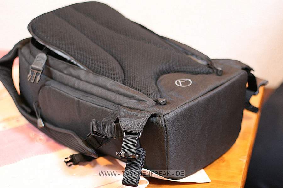 LOWEPRO FLIPSIDE 300\n\nFoto von einem Freund der nicht genannt werden will ... VIELEN DANK!\n\nKommentar des Taschenfreak:\n\nSchmaler Rucksack der gut aussieht. Der Mini Trekker oder Fast Pack ist deutlich praktischer. Details und Verarbeitung sind dennoch OK. Die inneren Abmessungen sind etwas gering. Die ffnung durch das Fach am Rcken ist gut und automatisch ein guter Diebstahlschutz.