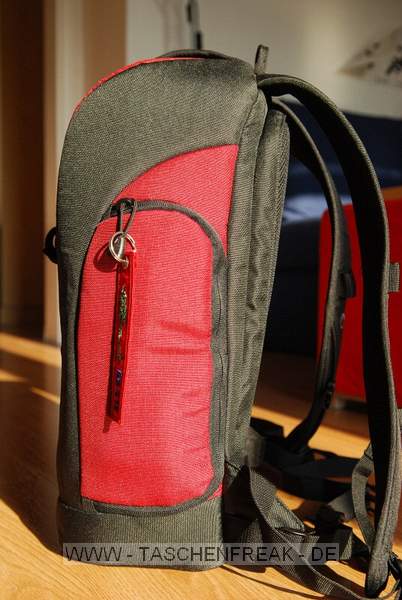 LOWEPRO FLIPSIDE 300\n\nFoto von Werner Hörhann - VIELEN DANK!\n\nKommentar des Nutzers:\n\nHi Jörg,\n \nda ich schon viele Infos von deiner Website gezogen habe, möchte ich auch meinen Beitrag leisten:\n\nLowePro Flipside 300\n\nDie Bilder sind im Anhang, der verpackte Equipment hast du in einem der Bilder dabei.\n\nKommentar:\n\n-> Konzept\nDas Konzept des Flipside hat gegen über dem des Slingshot 2 riesen Vorteile. Erstens hat man das Gewicht auf beiden Schultern (vollwertiger Rucksack) und wenn man sich die Tasche nach vor dreht hat man die Linsen "nach oben" gerichtet und nicht "nach vorne" wie beim Slingshot (was ja meiner Meinung das System ad absurdum führt). Auch der integrierte Stativhalter mit Befestigung ist sehr durchdacht.\n\n-> Größe\nHängt natürlich vom Equipment ab, bei meinem (alle Linsen mit GeLi reingepackt) ist der 300 schon eher am Limit. Das Zubehörfach ist wirklich am untersten Limit designet. Sollte der Platz einmal nicht reichen, dann kann das obere Zubehör Compartment rausgenommen werden.  \n\n-> Verarbeitung\nWie von LowePro gewohnt (ist nun mein 3. Produkt von denen) Top. Zu prüfen bleibt die Langzeitstabilität des "Deckels" und der Bauchgurte\n\n-> Funktion\nWas mir an dem Flipside wirklich taugt ist die "spezielle" Funktion. Man öffnet den (natürlich höhenverstellbaren) Brustgurt, schlüpft aus den Schulterträgern raus, und dreht den Rucksack vom Rücken auf den Bauch, die Bauchgurte halten den Rucksack erstaunlich fest. Dann klappt man ihn vom  Körper weg und macht ihn auf (Der Rucksack hat die Öffnung nur hinten, somit im Menschengewussel keine Angst mehr vor Diebstählen). Dann hat man Zugriff auf sein Equipment, und hat, für mich das beste überhaupt, eine "Arbeitsfläche" die mehr als ausreichend Stabilität gibt für Linsen- Filterwechsel und Putzaktionen.\n\nFür mich scheint nun die Frage nach einem Daypack beantwortet zu sein, ich kann endlich ohne dass ich meinen Rucksack und eine Linse auf den Boden stellen muss die Objektive wechseln, hab dabei beide Hände frei und muss nichts in den Dreck legen.\n\nIch habe den Rucksack so gepackt, dass ich alle Linsen an der Kamera haben kann (auf das winzige 50er) und trotzdem noch alles hineinbekomme. Das braucht zwar mehr Platz, aber ich mag nicht immer vorm wegpacken nochmal Linsen wechseln. Leider geht sich das 70-300VR nicht stehend aus, dafür ist das Rucksack ca. 2cm zu wenig tief, wäre aber ideal, dann wär noch einiges mehr Platz.\n\nGrüße aus Wien,\n\nWerner