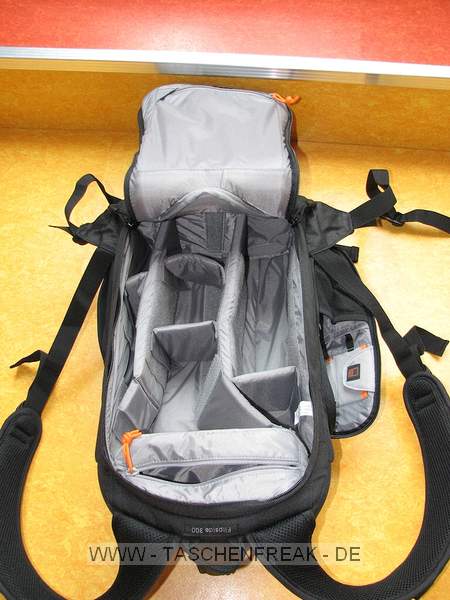 LOWEPRO FLIPSIDE 300\n\nFoto und Text von Marc-Antn Kehr - VIELEN DANK!\n\nKommentar:\n \nHallo,\n\nda ich Taschenfreak genutzt habe um mich fr einen Fotorucksack zu entscheiden, mchte ich gerne etwas zurckgeben, anbei ein paar Fotos und Anmerkungen zum Lowepro Flipside 300:\nErstmal, das Ding ist innen fast grer als auen, ich hatte vorher einen greren Rucksack und war mir nicht sicher ob ich alles in den Flipside reinbekomme was ich brauche (vor allem bei dem 100-400 hatte ich so meine Bedenken), aber wie man sieht passt da schon einiges rein, als da wren:\n\nEOS 5D mit Batteriegriff und Tamron 2,8/28-75 EF 2,8/20mm EF 2,8/24mm EF 100-400L IS 3er Zwischenringsatz & 2x Kenko Konverter Winkelsucher\n4 Cokin Filter P inkl. Halter und Adapterringe Fernauslser Ersatzbatterie Objektivpinsel und Optikpapier Klistierspritze zur Sensorreinigung CF Speicherkarte Rndelmutter Bedienungsanleitung Slik 800G Stativ\n\nDer "Trick mit dem Flip" bei diesem Rucksack funktioniert wirklich gut, man kommt an alles dran und braucht den Rucksack nicht abzunehmen.  Bis jetzt habe ich aber noch keine lngere Tour mit dem Teil gemacht, so da ich wenig ber den Tragekomfort berichten kann.