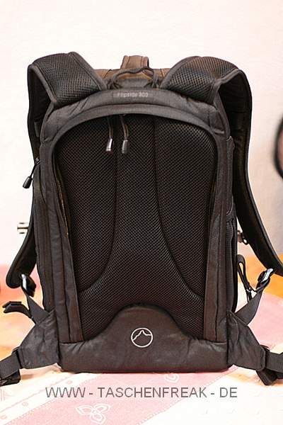 LOWEPRO FLIPSIDE 300\n\nFoto von einem Freund der nicht genannt werden will ... VIELEN DANK!\n\nKommentar des Taschenfreak:\n\nSchmaler Rucksack der gut aussieht. Der Mini Trekker oder Fast Pack ist deutlich praktischer. Details und Verarbeitung sind dennoch OK. Die inneren Abmessungen sind etwas gering. Die ffnung durch das Fach am Rcken ist gut und automatisch ein guter Diebstahlschutz.