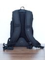 LOWEPRO FLIPSIDE 300\n\nFoto und Text von GM - VIELEN DANK!\n\nKommentar des Nutzers:\n\nDie Idee des Flipsides ist gut, die Ausfhrung leider unvollendet. Der grte Pluspunkt ist neben der Diebstalsicherheit, dass er zum Kamerahandling und Objektivwechsel nicht abgesetzt werden muss (Hftgurt schlieen und Rucksack auf die Brust drehen); er bildet dabei sogar eine stabile Arbeitsplattform.\n\nDas Platzangebot im Inneren geht fr die Auengre in Ordnung. Fr mich allerdings nicht ausreichend, da kaum weitere Utensilien oder Verpflegung auf kleinen Tagestouren mitgenommen werden knnen.\n\nNachteile / Mglichkeiten zur Verbesserung:\n- Ausreichend Raumteiler, die leider nur an zu wenigen Stellen festgeklettet werden knnen. Damit ist ohne Bastelarbeit kaum Variation mglich.\n- Unterste Fcher auf Grund nicht ganz ffnendem Rckenteil nur erschwert zugnglich.\n- Hft- und Brustgut knnten gepolstert und breiter sein\n- Geruchsbelstigung nach dem Neukauf\n- Farbangebot. Warum keine Erdtne oder ein einfacher Blick in die Crumpler-Farbpalette?