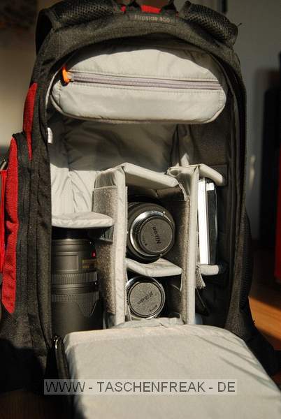 LOWEPRO FLIPSIDE 300\n\nFoto von Werner Hörhann - VIELEN DANK!\n\nKommentar des Nutzers:\n\nHi Jörg,\n \nda ich schon viele Infos von deiner Website gezogen habe, möchte ich auch meinen Beitrag leisten:\n\nLowePro Flipside 300\n\nDie Bilder sind im Anhang, der verpackte Equipment hast du in einem der Bilder dabei.\n\nKommentar:\n\n-> Konzept\nDas Konzept des Flipside hat gegen über dem des Slingshot 2 riesen Vorteile. Erstens hat man das Gewicht auf beiden Schultern (vollwertiger Rucksack) und wenn man sich die Tasche nach vor dreht hat man die Linsen "nach oben" gerichtet und nicht "nach vorne" wie beim Slingshot (was ja meiner Meinung das System ad absurdum führt). Auch der integrierte Stativhalter mit Befestigung ist sehr durchdacht.\n\n-> Größe\nHängt natürlich vom Equipment ab, bei meinem (alle Linsen mit GeLi reingepackt) ist der 300 schon eher am Limit. Das Zubehörfach ist wirklich am untersten Limit designet. Sollte der Platz einmal nicht reichen, dann kann das obere Zubehör Compartment rausgenommen werden.  \n\n-> Verarbeitung\nWie von LowePro gewohnt (ist nun mein 3. Produkt von denen) Top. Zu prüfen bleibt die Langzeitstabilität des "Deckels" und der Bauchgurte\n\n-> Funktion\nWas mir an dem Flipside wirklich taugt ist die "spezielle" Funktion. Man öffnet den (natürlich höhenverstellbaren) Brustgurt, schlüpft aus den Schulterträgern raus, und dreht den Rucksack vom Rücken auf den Bauch, die Bauchgurte halten den Rucksack erstaunlich fest. Dann klappt man ihn vom  Körper weg und macht ihn auf (Der Rucksack hat die Öffnung nur hinten, somit im Menschengewussel keine Angst mehr vor Diebstählen). Dann hat man Zugriff auf sein Equipment, und hat, für mich das beste überhaupt, eine "Arbeitsfläche" die mehr als ausreichend Stabilität gibt für Linsen- Filterwechsel und Putzaktionen.\n\nFür mich scheint nun die Frage nach einem Daypack beantwortet zu sein, ich kann endlich ohne dass ich meinen Rucksack und eine Linse auf den Boden stellen muss die Objektive wechseln, hab dabei beide Hände frei und muss nichts in den Dreck legen.\n\nIch habe den Rucksack so gepackt, dass ich alle Linsen an der Kamera haben kann (auf das winzige 50er) und trotzdem noch alles hineinbekomme. Das braucht zwar mehr Platz, aber ich mag nicht immer vorm wegpacken nochmal Linsen wechseln. Leider geht sich das 70-300VR nicht stehend aus, dafür ist das Rucksack ca. 2cm zu wenig tief, wäre aber ideal, dann wär noch einiges mehr Platz.\n\nGrüße aus Wien,\n\nWerner