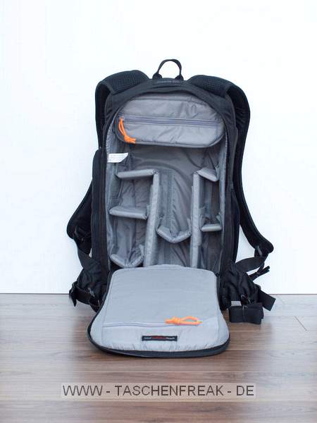 LOWEPRO FLIPSIDE 300\n\nFoto und Text von GM - VIELEN DANK!\n\nKommentar des Nutzers:\n\nDie Idee des Flipsides ist gut, die Ausfhrung leider unvollendet. Der grte Pluspunkt ist neben der Diebstalsicherheit, dass er zum Kamerahandling und Objektivwechsel nicht abgesetzt werden muss (Hftgurt schlieen und Rucksack auf die Brust drehen); er bildet dabei sogar eine stabile Arbeitsplattform.\n\nDas Platzangebot im Inneren geht fr die Auengre in Ordnung. Fr mich allerdings nicht ausreichend, da kaum weitere Utensilien oder Verpflegung auf kleinen Tagestouren mitgenommen werden knnen.\n\nNachteile / Mglichkeiten zur Verbesserung:\n- Ausreichend Raumteiler, die leider nur an zu wenigen Stellen festgeklettet werden knnen. Damit ist ohne Bastelarbeit kaum Variation mglich.\n- Unterste Fcher auf Grund nicht ganz ffnendem Rckenteil nur erschwert zugnglich.\n- Hft- und Brustgut knnten gepolstert und breiter sein\n- Geruchsbelstigung nach dem Neukauf\n- Farbangebot. Warum keine Erdtne oder ein einfacher Blick in die Crumpler-Farbpalette?