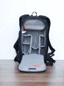 LOWEPRO FLIPSIDE 300\n\nFoto und Text von GM - VIELEN DANK!\n\nKommentar des Nutzers:\n\nDie Idee des Flipsides ist gut, die Ausfhrung leider unvollendet. Der grte Pluspunkt ist neben der Diebstalsicherheit, dass er zum Kamerahandling und Objektivwechsel nicht abgesetzt werden muss (Hftgurt schlieen und Rucksack auf die Brust drehen); er bildet dabei sogar eine stabile Arbeitsplattform.\n\nDas Platzangebot im Inneren geht fr die Auengre in Ordnung. Fr mich allerdings nicht ausreichend, da kaum weitere Utensilien oder Verpflegung auf kleinen Tagestouren mitgenommen werden knnen.\n\nNachteile / Mglichkeiten zur Verbesserung:\n- Ausreichend Raumteiler, die leider nur an zu wenigen Stellen festgeklettet werden knnen. Damit ist ohne Bastelarbeit kaum Variation mglich.\n- Unterste Fcher auf Grund nicht ganz ffnendem Rckenteil nur erschwert zugnglich.\n- Hft- und Brustgut knnten gepolstert und breiter sein\n- Geruchsbelstigung nach dem Neukauf\n- Farbangebot. Warum keine Erdtne oder ein einfacher Blick in die Crumpler-Farbpalette?