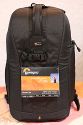 LOWEPRO FLIPSIDE 300\n\nFoto von einem Freund der nicht genannt werden will ... VIELEN DANK!\n\nKommentar des Taschenfreak:\n\nSchmaler Rucksack der gut aussieht. Der Mini Trekker oder Fast Pack ist deutlich praktischer. Details und Verarbeitung sind dennoch OK. Die inneren Abmessungen sind etwas gering. Die ffnung durch das Fach am Rcken ist gut und automatisch ein guter Diebstahlschutz.