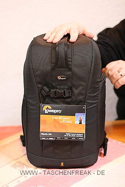 LOWEPRO FLIPSIDE 300\n\nFoto von einem Freund der nicht genannt werden will ... VIELEN DANK!\n\nKommentar des Taschenfreak:\n\nSchmaler Rucksack der gut aussieht. Der Mini Trekker oder Fast Pack ist deutlich praktischer. Details und Verarbeitung sind dennoch OK. Die inneren Abmessungen sind etwas gering. Die Öffnung durch das Fach am Rücken ist gut und automatisch ein guter Diebstahlschutz.