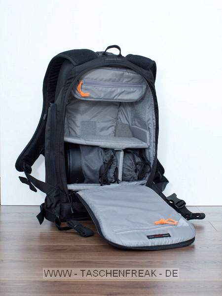 LOWEPRO FLIPSIDE 300\n\nFoto und Text von GM - VIELEN DANK!\n\nKommentar des Nutzers:\n\nDie Idee des Flipsides ist gut, die Ausfhrung leider unvollendet. Der grte Pluspunkt ist neben der Diebstalsicherheit, dass er zum Kamerahandling und Objektivwechsel nicht abgesetzt werden muss (Hftgurt schlieen und Rucksack auf die Brust drehen); er bildet dabei sogar eine stabile Arbeitsplattform.\n\nDas Platzangebot im Inneren geht fr die Auengre in Ordnung. Fr mich allerdings nicht ausreichend, da kaum weitere Utensilien oder Verpflegung auf kleinen Tagestouren mitgenommen werden knnen.\n\nNachteile / Mglichkeiten zur Verbesserung:\n- Ausreichend Raumteiler, die leider nur an zu wenigen Stellen festgeklettet werden knnen. Damit ist ohne Bastelarbeit kaum Variation mglich.\n- Unterste Fcher auf Grund nicht ganz ffnendem Rckenteil nur erschwert zugnglich.\n- Hft- und Brustgut knnten gepolstert und breiter sein\n- Geruchsbelstigung nach dem Neukauf\n- Farbangebot. Warum keine Erdtne oder ein einfacher Blick in die Crumpler-Farbpalette?