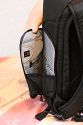 LOWEPRO FLIPSIDE 300\n\nFoto von einem Freund der nicht genannt werden will ... VIELEN DANK!\n\nKommentar des Taschenfreak:\n\nSchmaler Rucksack der gut aussieht. Der Mini Trekker oder Fast Pack ist deutlich praktischer. Details und Verarbeitung sind dennoch OK. Die inneren Abmessungen sind etwas gering. Die ffnung durch das Fach am Rcken ist gut und automatisch ein guter Diebstahlschutz.