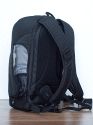 LOWEPRO FLIPSIDE 300\n\nFoto und Text von GM - VIELEN DANK!\n\nKommentar des Nutzers:\n\nDie Idee des Flipsides ist gut, die Ausfhrung leider unvollendet. Der grte Pluspunkt ist neben der Diebstalsicherheit, dass er zum Kamerahandling und Objektivwechsel nicht abgesetzt werden muss (Hftgurt schlieen und Rucksack auf die Brust drehen); er bildet dabei sogar eine stabile Arbeitsplattform.\n\nDas Platzangebot im Inneren geht fr die Auengre in Ordnung. Fr mich allerdings nicht ausreichend, da kaum weitere Utensilien oder Verpflegung auf kleinen Tagestouren mitgenommen werden knnen.\n\nNachteile / Mglichkeiten zur Verbesserung:\n- Ausreichend Raumteiler, die leider nur an zu wenigen Stellen festgeklettet werden knnen. Damit ist ohne Bastelarbeit kaum Variation mglich.\n- Unterste Fcher auf Grund nicht ganz ffnendem Rckenteil nur erschwert zugnglich.\n- Hft- und Brustgut knnten gepolstert und breiter sein\n- Geruchsbelstigung nach dem Neukauf\n- Farbangebot. Warum keine Erdtne oder ein einfacher Blick in die Crumpler-Farbpalette?