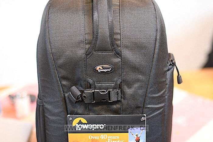 LOWEPRO FLIPSIDE 300\n\nFoto von einem Freund der nicht genannt werden will ... VIELEN DANK!\n\nKommentar des Taschenfreak:\n\nSchmaler Rucksack der gut aussieht. Der Mini Trekker oder Fast Pack ist deutlich praktischer. Details und Verarbeitung sind dennoch OK. Die inneren Abmessungen sind etwas gering. Die Öffnung durch das Fach am Rücken ist gut und automatisch ein guter Diebstahlschutz.