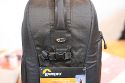 LOWEPRO FLIPSIDE 300\n\nFoto von einem Freund der nicht genannt werden will ... VIELEN DANK!\n\nKommentar des Taschenfreak:\n\nSchmaler Rucksack der gut aussieht. Der Mini Trekker oder Fast Pack ist deutlich praktischer. Details und Verarbeitung sind dennoch OK. Die inneren Abmessungen sind etwas gering. Die ffnung durch das Fach am Rcken ist gut und automatisch ein guter Diebstahlschutz.