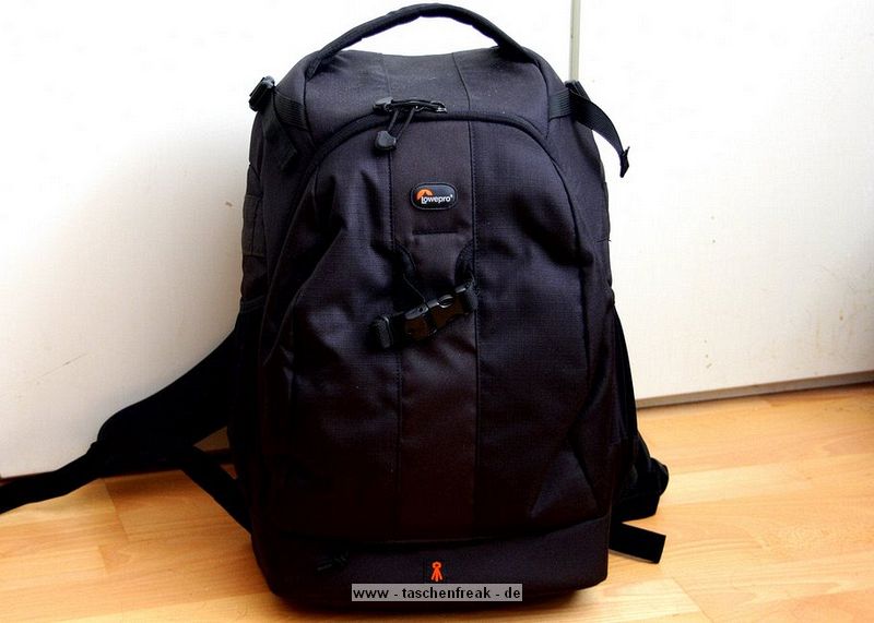 LOWEPRO FLIPSIDE 400 AW\n\nFoto und Text von Astrid - VIELEN DANK!\n\nKommentar:\n\nIch habe den Lowepro Flipside 400 AW!\n\nEndlich habe ich MEINEN Rucksack gefunden, der fast all meine Wnsche erfllt. er ist gro genug um meine Fotoausrstung und all das was Frau sonst so in der  Handtasche mit sich trgt, sicher und fr Fremde zugriffsicher,  mitzunehmen und er erlaubt  mir , recht schnell  und bequem an meine Sachen zu kommen. Ich konnte ihn neulich intensiv testen  im dichten Getmmel einer Ausstellung, mit meiner Riesenschnauzerhndin an der Leine. Ich habe mich sehr sicher gefhlt, wusste ich doch, dass sich niemand hinterrrcks aus meinem Rucksack bedienen konnte, was mir vor etlichen Jahren im Gewhle einer Grostadt schon passiert ist.\nDer Tragekomfort ist durch die gepolsterten Trger und den breiten gepolsterten Bauchgurt gut und man fhlt sich kaum behindert. Es ist kein Problem, an die Ausrstung zu gelangen,Trger abstreifen, Rucksack nach forne drehen und alles liegt bersichtlich vor einem.   \nIn dem groen Reiverschlussfach der Verschluklappe hatte ich Portemonaie und persnliche Papiere, in dem wirklich groen  Aussenfach waren persnliche Dinge von geringerem Wert. Was ich an diesem Rucksack, wie auch an vielen anderern Modellen vermisse, sind "Fsse" an der Unterseite des Rucksacks, wenn man ihn am Boden abstellen mchte.\n\nDie Verarbeitung ist sehr gut, die verdeckten Reissverschlsse funktionieren zuverlssig und ich finde, dass die Fotoausrstung gut und sicher untergebracht ist.\n\nIch denke meine Bilder  zeigen Euch die Vorteile dieses Rucksacks: das gut gepolsterte, ganz mit Flausch ausgeschlagene Fotofach, das man mit reichlich Teilern individuell einrichten kann, die vielen Fcher, die seitlichen Netztaschen,   die Stativhalterung und den Regenschutz\n\nIch bin froh, auf dieses Rucksackmodell gewartet zu haben\n\naltini- Astrid