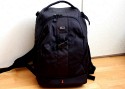 LOWEPRO FLIPSIDE 400 AW\n\nFoto und Text von Astrid - VIELEN DANK!\n\nKommentar:\n\nIch habe den Lowepro Flipside 400 AW!\n\nEndlich habe ich MEINEN Rucksack gefunden, der fast all meine Wnsche erfllt. er ist gro genug um meine Fotoausrstung und all das was Frau sonst so in der  Handtasche mit sich trgt, sicher und fr Fremde zugriffsicher,  mitzunehmen und er erlaubt  mir , recht schnell  und bequem an meine Sachen zu kommen. Ich konnte ihn neulich intensiv testen  im dichten Getmmel einer Ausstellung, mit meiner Riesenschnauzerhndin an der Leine. Ich habe mich sehr sicher gefhlt, wusste ich doch, dass sich niemand hinterrrcks aus meinem Rucksack bedienen konnte, was mir vor etlichen Jahren im Gewhle einer Grostadt schon passiert ist.\nDer Tragekomfort ist durch die gepolsterten Trger und den breiten gepolsterten Bauchgurt gut und man fhlt sich kaum behindert. Es ist kein Problem, an die Ausrstung zu gelangen,Trger abstreifen, Rucksack nach forne drehen und alles liegt bersichtlich vor einem.   \nIn dem groen Reiverschlussfach der Verschluklappe hatte ich Portemonaie und persnliche Papiere, in dem wirklich groen  Aussenfach waren persnliche Dinge von geringerem Wert. Was ich an diesem Rucksack, wie auch an vielen anderern Modellen vermisse, sind "Fsse" an der Unterseite des Rucksacks, wenn man ihn am Boden abstellen mchte.\n\nDie Verarbeitung ist sehr gut, die verdeckten Reissverschlsse funktionieren zuverlssig und ich finde, dass die Fotoausrstung gut und sicher untergebracht ist.\n\nIch denke meine Bilder  zeigen Euch die Vorteile dieses Rucksacks: das gut gepolsterte, ganz mit Flausch ausgeschlagene Fotofach, das man mit reichlich Teilern individuell einrichten kann, die vielen Fcher, die seitlichen Netztaschen,   die Stativhalterung und den Regenschutz\n\nIch bin froh, auf dieses Rucksackmodell gewartet zu haben\n\naltini- Astrid