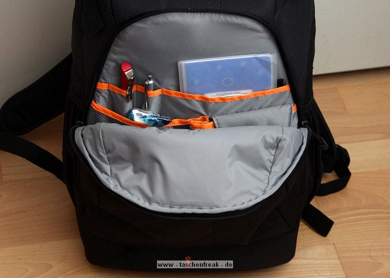 LOWEPRO FLIPSIDE 400 AW\n\nFoto und Text von Astrid - VIELEN DANK!\n\nKommentar:\n\nIch habe den Lowepro Flipside 400 AW!\n\nEndlich habe ich MEINEN Rucksack gefunden, der fast all meine Wnsche erfllt. er ist gro genug um meine Fotoausrstung und all das was Frau sonst so in der  Handtasche mit sich trgt, sicher und fr Fremde zugriffsicher,  mitzunehmen und er erlaubt  mir , recht schnell  und bequem an meine Sachen zu kommen. Ich konnte ihn neulich intensiv testen  im dichten Getmmel einer Ausstellung, mit meiner Riesenschnauzerhndin an der Leine. Ich habe mich sehr sicher gefhlt, wusste ich doch, dass sich niemand hinterrrcks aus meinem Rucksack bedienen konnte, was mir vor etlichen Jahren im Gewhle einer Grostadt schon passiert ist.\nDer Tragekomfort ist durch die gepolsterten Trger und den breiten gepolsterten Bauchgurt gut und man fhlt sich kaum behindert. Es ist kein Problem, an die Ausrstung zu gelangen,Trger abstreifen, Rucksack nach forne drehen und alles liegt bersichtlich vor einem.   \nIn dem groen Reiverschlussfach der Verschluklappe hatte ich Portemonaie und persnliche Papiere, in dem wirklich groen  Aussenfach waren persnliche Dinge von geringerem Wert. Was ich an diesem Rucksack, wie auch an vielen anderern Modellen vermisse, sind "Fsse" an der Unterseite des Rucksacks, wenn man ihn am Boden abstellen mchte.\n\nDie Verarbeitung ist sehr gut, die verdeckten Reissverschlsse funktionieren zuverlssig und ich finde, dass die Fotoausrstung gut und sicher untergebracht ist.\n\nIch denke meine Bilder  zeigen Euch die Vorteile dieses Rucksacks: das gut gepolsterte, ganz mit Flausch ausgeschlagene Fotofach, das man mit reichlich Teilern individuell einrichten kann, die vielen Fcher, die seitlichen Netztaschen,   die Stativhalterung und den Regenschutz\n\nIch bin froh, auf dieses Rucksackmodell gewartet zu haben\n\naltini- Astrid