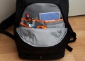 LOWEPRO FLIPSIDE 400 AW\n\nFoto und Text von Astrid - VIELEN DANK!\n\nKommentar:\n\nIch habe den Lowepro Flipside 400 AW!\n\nEndlich habe ich MEINEN Rucksack gefunden, der fast all meine Wnsche erfllt. er ist gro genug um meine Fotoausrstung und all das was Frau sonst so in der  Handtasche mit sich trgt, sicher und fr Fremde zugriffsicher,  mitzunehmen und er erlaubt  mir , recht schnell  und bequem an meine Sachen zu kommen. Ich konnte ihn neulich intensiv testen  im dichten Getmmel einer Ausstellung, mit meiner Riesenschnauzerhndin an der Leine. Ich habe mich sehr sicher gefhlt, wusste ich doch, dass sich niemand hinterrrcks aus meinem Rucksack bedienen konnte, was mir vor etlichen Jahren im Gewhle einer Grostadt schon passiert ist.\nDer Tragekomfort ist durch die gepolsterten Trger und den breiten gepolsterten Bauchgurt gut und man fhlt sich kaum behindert. Es ist kein Problem, an die Ausrstung zu gelangen,Trger abstreifen, Rucksack nach forne drehen und alles liegt bersichtlich vor einem.   \nIn dem groen Reiverschlussfach der Verschluklappe hatte ich Portemonaie und persnliche Papiere, in dem wirklich groen  Aussenfach waren persnliche Dinge von geringerem Wert. Was ich an diesem Rucksack, wie auch an vielen anderern Modellen vermisse, sind "Fsse" an der Unterseite des Rucksacks, wenn man ihn am Boden abstellen mchte.\n\nDie Verarbeitung ist sehr gut, die verdeckten Reissverschlsse funktionieren zuverlssig und ich finde, dass die Fotoausrstung gut und sicher untergebracht ist.\n\nIch denke meine Bilder  zeigen Euch die Vorteile dieses Rucksacks: das gut gepolsterte, ganz mit Flausch ausgeschlagene Fotofach, das man mit reichlich Teilern individuell einrichten kann, die vielen Fcher, die seitlichen Netztaschen,   die Stativhalterung und den Regenschutz\n\nIch bin froh, auf dieses Rucksackmodell gewartet zu haben\n\naltini- Astrid