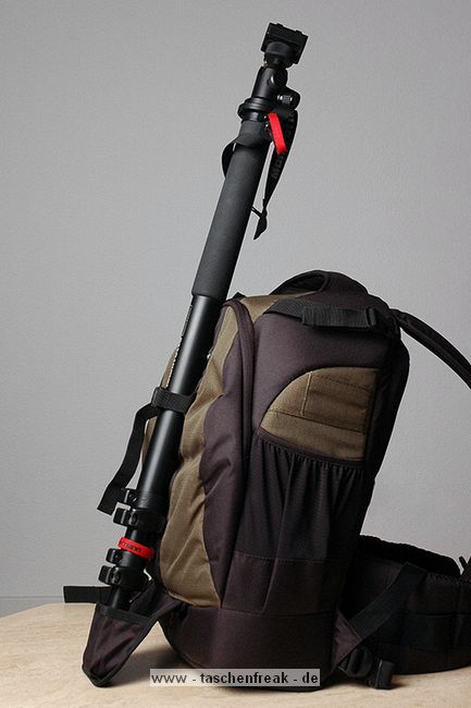 LOWEPRO FLIPSIDE 400 AW\n\nFoto und Kommentar von Jrg Hlzer - VIELEND DANK!\n\nKommentar:\n\nNach ein paar Urlauben mit dem Slingshot 300 war ich auf der suche nach einer Tasche, die meinen Rcken nicht so einseitig belastet, aber dennoch nicht immer zum Objektivwechsel abgenommen und ins Gemse gelegt werden musste.\nMit dem Lowepro Flipsode 400 habe ich den fr mich besten Kompromiss zwischen Tragekomfort, leichtem Zugriff und Verstaumglichkeiten gefunden.\n\nVom Tragekomfort bin ich berzeugt; meine recht Schulter bedankt sich, dass sie nicht wie beim Slingshot immer den Groteil der Last alleine tragen musste. \n\nGespannt bin ich noch auf Sommereinstze, Stichwort "nassgeschwitzter Rcken". Hier war der Slingshot suboptimal, da er  komplett am Rcken anliegt. \nBeim Flipside 400 gibt es einen querlaufenden Luftkanal und auch die Polsterung scheint deutlich mehr auf Atmungsaktivitt ausgelegt zu sein.\n\nVerarbeitung und Material sind m.E. auf hohem Niveau, die Tasche bietet viele sinnvolle Detaillsungen (Netztaschen, Schlaufen fr Jacke, Wetterschutzhlle) und ist mit einer reichlichen Anzahl Trennwnde gut konfigurierbar.\n\nDas 'Flipside-Prinzip' (aus den Schultergurten schlpfen und Tasche am geschlossenen Beckengurt nach vorne drehen) funktioniert bei meiner Beladung recht gut. Nur mit Stativ wird es doch kribbelig; das zieht noch mal ganz schn nach unten. \n\nHier sollte man die Hinweise von Lowepro tatschlich ernst nehmen, wenn sie vom Tragesystem fr ein KOMPAKTES Stativ sprechen. Mein Velbon CF 630 und mein Manfrotto 681 ragen doch krftig ber den Rucksack hinaus, so dass ich regulr auch die Schlaufen der Oberseite - eigentlich zum Befestigen einer Jacke gedacht - als zustzliche Stativhalterung einsetze. \n\nUnd wenn man sich mit angeschnalltem stativ mal gebckt unter einem Baum o.. hinduchbewegt, muss man halt aufpassen, dass man nicht hngenbleibt.\n\nAber damit Stativ und Tasche lngenmig zueinander passen msste man sich ja auch einen echten Brocken von Fototasche auf den Rcken schnallen... \n\nMein Fazit: Daumen hoch. \n\nGru, Jrg