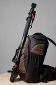LOWEPRO FLIPSIDE 400 AW\n\nFoto und Kommentar von Jrg Hlzer - VIELEND DANK!\n\nKommentar:\n\nNach ein paar Urlauben mit dem Slingshot 300 war ich auf der suche nach einer Tasche, die meinen Rcken nicht so einseitig belastet, aber dennoch nicht immer zum Objektivwechsel abgenommen und ins Gemse gelegt werden musste.\nMit dem Lowepro Flipsode 400 habe ich den fr mich besten Kompromiss zwischen Tragekomfort, leichtem Zugriff und Verstaumglichkeiten gefunden.\n\nVom Tragekomfort bin ich berzeugt; meine recht Schulter bedankt sich, dass sie nicht wie beim Slingshot immer den Groteil der Last alleine tragen musste. \n\nGespannt bin ich noch auf Sommereinstze, Stichwort "nassgeschwitzter Rcken". Hier war der Slingshot suboptimal, da er  komplett am Rcken anliegt. \nBeim Flipside 400 gibt es einen querlaufenden Luftkanal und auch die Polsterung scheint deutlich mehr auf Atmungsaktivitt ausgelegt zu sein.\n\nVerarbeitung und Material sind m.E. auf hohem Niveau, die Tasche bietet viele sinnvolle Detaillsungen (Netztaschen, Schlaufen fr Jacke, Wetterschutzhlle) und ist mit einer reichlichen Anzahl Trennwnde gut konfigurierbar.\n\nDas 'Flipside-Prinzip' (aus den Schultergurten schlpfen und Tasche am geschlossenen Beckengurt nach vorne drehen) funktioniert bei meiner Beladung recht gut. Nur mit Stativ wird es doch kribbelig; das zieht noch mal ganz schn nach unten. \n\nHier sollte man die Hinweise von Lowepro tatschlich ernst nehmen, wenn sie vom Tragesystem fr ein KOMPAKTES Stativ sprechen. Mein Velbon CF 630 und mein Manfrotto 681 ragen doch krftig ber den Rucksack hinaus, so dass ich regulr auch die Schlaufen der Oberseite - eigentlich zum Befestigen einer Jacke gedacht - als zustzliche Stativhalterung einsetze. \n\nUnd wenn man sich mit angeschnalltem stativ mal gebckt unter einem Baum o.. hinduchbewegt, muss man halt aufpassen, dass man nicht hngenbleibt.\n\nAber damit Stativ und Tasche lngenmig zueinander passen msste man sich ja auch einen echten Brocken von Fototasche auf den Rcken schnallen... \n\nMein Fazit: Daumen hoch. \n\nGru, Jrg