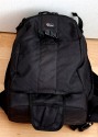 LOWEPRO FLIPSIDE 400 AW\n\nFoto und Text von Astrid - VIELEN DANK!\n\nKommentar:\n\nIch habe den Lowepro Flipside 400 AW!\n\nEndlich habe ich MEINEN Rucksack gefunden, der fast all meine Wnsche erfllt. er ist gro genug um meine Fotoausrstung und all das was Frau sonst so in der  Handtasche mit sich trgt, sicher und fr Fremde zugriffsicher,  mitzunehmen und er erlaubt  mir , recht schnell  und bequem an meine Sachen zu kommen. Ich konnte ihn neulich intensiv testen  im dichten Getmmel einer Ausstellung, mit meiner Riesenschnauzerhndin an der Leine. Ich habe mich sehr sicher gefhlt, wusste ich doch, dass sich niemand hinterrrcks aus meinem Rucksack bedienen konnte, was mir vor etlichen Jahren im Gewhle einer Grostadt schon passiert ist.\nDer Tragekomfort ist durch die gepolsterten Trger und den breiten gepolsterten Bauchgurt gut und man fhlt sich kaum behindert. Es ist kein Problem, an die Ausrstung zu gelangen,Trger abstreifen, Rucksack nach forne drehen und alles liegt bersichtlich vor einem.   \nIn dem groen Reiverschlussfach der Verschluklappe hatte ich Portemonaie und persnliche Papiere, in dem wirklich groen  Aussenfach waren persnliche Dinge von geringerem Wert. Was ich an diesem Rucksack, wie auch an vielen anderern Modellen vermisse, sind "Fsse" an der Unterseite des Rucksacks, wenn man ihn am Boden abstellen mchte.\n\nDie Verarbeitung ist sehr gut, die verdeckten Reissverschlsse funktionieren zuverlssig und ich finde, dass die Fotoausrstung gut und sicher untergebracht ist.\n\nIch denke meine Bilder  zeigen Euch die Vorteile dieses Rucksacks: das gut gepolsterte, ganz mit Flausch ausgeschlagene Fotofach, das man mit reichlich Teilern individuell einrichten kann, die vielen Fcher, die seitlichen Netztaschen,   die Stativhalterung und den Regenschutz\n\nIch bin froh, auf dieses Rucksackmodell gewartet zu haben\n\naltini- Astrid