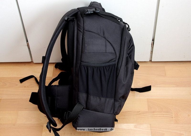 LOWEPRO FLIPSIDE 400 AW\n\nFoto und Text von Astrid - VIELEN DANK!\n\nKommentar:\n\nIch habe den Lowepro Flipside 400 AW!\n\nEndlich habe ich MEINEN Rucksack gefunden, der fast all meine Wnsche erfllt. er ist gro genug um meine Fotoausrstung und all das was Frau sonst so in der  Handtasche mit sich trgt, sicher und fr Fremde zugriffsicher,  mitzunehmen und er erlaubt  mir , recht schnell  und bequem an meine Sachen zu kommen. Ich konnte ihn neulich intensiv testen  im dichten Getmmel einer Ausstellung, mit meiner Riesenschnauzerhndin an der Leine. Ich habe mich sehr sicher gefhlt, wusste ich doch, dass sich niemand hinterrrcks aus meinem Rucksack bedienen konnte, was mir vor etlichen Jahren im Gewhle einer Grostadt schon passiert ist.\nDer Tragekomfort ist durch die gepolsterten Trger und den breiten gepolsterten Bauchgurt gut und man fhlt sich kaum behindert. Es ist kein Problem, an die Ausrstung zu gelangen,Trger abstreifen, Rucksack nach forne drehen und alles liegt bersichtlich vor einem.   \nIn dem groen Reiverschlussfach der Verschluklappe hatte ich Portemonaie und persnliche Papiere, in dem wirklich groen  Aussenfach waren persnliche Dinge von geringerem Wert. Was ich an diesem Rucksack, wie auch an vielen anderern Modellen vermisse, sind "Fsse" an der Unterseite des Rucksacks, wenn man ihn am Boden abstellen mchte.\n\nDie Verarbeitung ist sehr gut, die verdeckten Reissverschlsse funktionieren zuverlssig und ich finde, dass die Fotoausrstung gut und sicher untergebracht ist.\n\nIch denke meine Bilder  zeigen Euch die Vorteile dieses Rucksacks: das gut gepolsterte, ganz mit Flausch ausgeschlagene Fotofach, das man mit reichlich Teilern individuell einrichten kann, die vielen Fcher, die seitlichen Netztaschen,   die Stativhalterung und den Regenschutz\n\nIch bin froh, auf dieses Rucksackmodell gewartet zu haben\n\naltini- Astrid