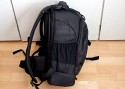 LOWEPRO FLIPSIDE 400 AW\n\nFoto und Text von Astrid - VIELEN DANK!\n\nKommentar:\n\nIch habe den Lowepro Flipside 400 AW!\n\nEndlich habe ich MEINEN Rucksack gefunden, der fast all meine Wnsche erfllt. er ist gro genug um meine Fotoausrstung und all das was Frau sonst so in der  Handtasche mit sich trgt, sicher und fr Fremde zugriffsicher,  mitzunehmen und er erlaubt  mir , recht schnell  und bequem an meine Sachen zu kommen. Ich konnte ihn neulich intensiv testen  im dichten Getmmel einer Ausstellung, mit meiner Riesenschnauzerhndin an der Leine. Ich habe mich sehr sicher gefhlt, wusste ich doch, dass sich niemand hinterrrcks aus meinem Rucksack bedienen konnte, was mir vor etlichen Jahren im Gewhle einer Grostadt schon passiert ist.\nDer Tragekomfort ist durch die gepolsterten Trger und den breiten gepolsterten Bauchgurt gut und man fhlt sich kaum behindert. Es ist kein Problem, an die Ausrstung zu gelangen,Trger abstreifen, Rucksack nach forne drehen und alles liegt bersichtlich vor einem.   \nIn dem groen Reiverschlussfach der Verschluklappe hatte ich Portemonaie und persnliche Papiere, in dem wirklich groen  Aussenfach waren persnliche Dinge von geringerem Wert. Was ich an diesem Rucksack, wie auch an vielen anderern Modellen vermisse, sind "Fsse" an der Unterseite des Rucksacks, wenn man ihn am Boden abstellen mchte.\n\nDie Verarbeitung ist sehr gut, die verdeckten Reissverschlsse funktionieren zuverlssig und ich finde, dass die Fotoausrstung gut und sicher untergebracht ist.\n\nIch denke meine Bilder  zeigen Euch die Vorteile dieses Rucksacks: das gut gepolsterte, ganz mit Flausch ausgeschlagene Fotofach, das man mit reichlich Teilern individuell einrichten kann, die vielen Fcher, die seitlichen Netztaschen,   die Stativhalterung und den Regenschutz\n\nIch bin froh, auf dieses Rucksackmodell gewartet zu haben\n\naltini- Astrid