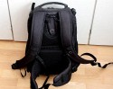 LOWEPRO FLIPSIDE 400 AW\n\nFoto und Text von Astrid - VIELEN DANK!\n\nKommentar:\n\nIch habe den Lowepro Flipside 400 AW!\n\nEndlich habe ich MEINEN Rucksack gefunden, der fast all meine Wnsche erfllt. er ist gro genug um meine Fotoausrstung und all das was Frau sonst so in der  Handtasche mit sich trgt, sicher und fr Fremde zugriffsicher,  mitzunehmen und er erlaubt  mir , recht schnell  und bequem an meine Sachen zu kommen. Ich konnte ihn neulich intensiv testen  im dichten Getmmel einer Ausstellung, mit meiner Riesenschnauzerhndin an der Leine. Ich habe mich sehr sicher gefhlt, wusste ich doch, dass sich niemand hinterrrcks aus meinem Rucksack bedienen konnte, was mir vor etlichen Jahren im Gewhle einer Grostadt schon passiert ist.\nDer Tragekomfort ist durch die gepolsterten Trger und den breiten gepolsterten Bauchgurt gut und man fhlt sich kaum behindert. Es ist kein Problem, an die Ausrstung zu gelangen,Trger abstreifen, Rucksack nach forne drehen und alles liegt bersichtlich vor einem.   \nIn dem groen Reiverschlussfach der Verschluklappe hatte ich Portemonaie und persnliche Papiere, in dem wirklich groen  Aussenfach waren persnliche Dinge von geringerem Wert. Was ich an diesem Rucksack, wie auch an vielen anderern Modellen vermisse, sind "Fsse" an der Unterseite des Rucksacks, wenn man ihn am Boden abstellen mchte.\n\nDie Verarbeitung ist sehr gut, die verdeckten Reissverschlsse funktionieren zuverlssig und ich finde, dass die Fotoausrstung gut und sicher untergebracht ist.\n\nIch denke meine Bilder  zeigen Euch die Vorteile dieses Rucksacks: das gut gepolsterte, ganz mit Flausch ausgeschlagene Fotofach, das man mit reichlich Teilern individuell einrichten kann, die vielen Fcher, die seitlichen Netztaschen,   die Stativhalterung und den Regenschutz\n\nIch bin froh, auf dieses Rucksackmodell gewartet zu haben\n\naltini- Astrid