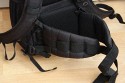LOWEPRO FLIPSIDE 400 AW\n\nFoto und Text von Astrid - VIELEN DANK!\n\nKommentar:\n\nIch habe den Lowepro Flipside 400 AW!\n\nEndlich habe ich MEINEN Rucksack gefunden, der fast all meine Wnsche erfllt. er ist gro genug um meine Fotoausrstung und all das was Frau sonst so in der  Handtasche mit sich trgt, sicher und fr Fremde zugriffsicher,  mitzunehmen und er erlaubt  mir , recht schnell  und bequem an meine Sachen zu kommen. Ich konnte ihn neulich intensiv testen  im dichten Getmmel einer Ausstellung, mit meiner Riesenschnauzerhndin an der Leine. Ich habe mich sehr sicher gefhlt, wusste ich doch, dass sich niemand hinterrrcks aus meinem Rucksack bedienen konnte, was mir vor etlichen Jahren im Gewhle einer Grostadt schon passiert ist.\nDer Tragekomfort ist durch die gepolsterten Trger und den breiten gepolsterten Bauchgurt gut und man fhlt sich kaum behindert. Es ist kein Problem, an die Ausrstung zu gelangen,Trger abstreifen, Rucksack nach forne drehen und alles liegt bersichtlich vor einem.   \nIn dem groen Reiverschlussfach der Verschluklappe hatte ich Portemonaie und persnliche Papiere, in dem wirklich groen  Aussenfach waren persnliche Dinge von geringerem Wert. Was ich an diesem Rucksack, wie auch an vielen anderern Modellen vermisse, sind "Fsse" an der Unterseite des Rucksacks, wenn man ihn am Boden abstellen mchte.\n\nDie Verarbeitung ist sehr gut, die verdeckten Reissverschlsse funktionieren zuverlssig und ich finde, dass die Fotoausrstung gut und sicher untergebracht ist.\n\nIch denke meine Bilder  zeigen Euch die Vorteile dieses Rucksacks: das gut gepolsterte, ganz mit Flausch ausgeschlagene Fotofach, das man mit reichlich Teilern individuell einrichten kann, die vielen Fcher, die seitlichen Netztaschen,   die Stativhalterung und den Regenschutz\n\nIch bin froh, auf dieses Rucksackmodell gewartet zu haben\n\naltini- Astrid