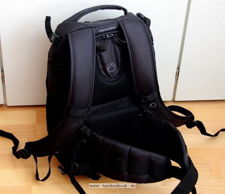 LOWEPRO FLIPSIDE 400 AW\n\nFoto und Text von Astrid - VIELEN DANK!\n\nKommentar:\n\nIch habe den Lowepro Flipside 400 AW!\n\nEndlich habe ich MEINEN Rucksack gefunden, der fast all meine Wnsche erfllt. er ist gro genug um meine Fotoausrstung und all das was Frau sonst so in der  Handtasche mit sich trgt, sicher und fr Fremde zugriffsicher,  mitzunehmen und er erlaubt  mir , recht schnell  und bequem an meine Sachen zu kommen. Ich konnte ihn neulich intensiv testen  im dichten Getmmel einer Ausstellung, mit meiner Riesenschnauzerhndin an der Leine. Ich habe mich sehr sicher gefhlt, wusste ich doch, dass sich niemand hinterrrcks aus meinem Rucksack bedienen konnte, was mir vor etlichen Jahren im Gewhle einer Grostadt schon passiert ist.\nDer Tragekomfort ist durch die gepolsterten Trger und den breiten gepolsterten Bauchgurt gut und man fhlt sich kaum behindert. Es ist kein Problem, an die Ausrstung zu gelangen,Trger abstreifen, Rucksack nach forne drehen und alles liegt bersichtlich vor einem.   \nIn dem groen Reiverschlussfach der Verschluklappe hatte ich Portemonaie und persnliche Papiere, in dem wirklich groen  Aussenfach waren persnliche Dinge von geringerem Wert. Was ich an diesem Rucksack, wie auch an vielen anderern Modellen vermisse, sind "Fsse" an der Unterseite des Rucksacks, wenn man ihn am Boden abstellen mchte.\n\nDie Verarbeitung ist sehr gut, die verdeckten Reissverschlsse funktionieren zuverlssig und ich finde, dass die Fotoausrstung gut und sicher untergebracht ist.\n\nIch denke meine Bilder  zeigen Euch die Vorteile dieses Rucksacks: das gut gepolsterte, ganz mit Flausch ausgeschlagene Fotofach, das man mit reichlich Teilern individuell einrichten kann, die vielen Fcher, die seitlichen Netztaschen,   die Stativhalterung und den Regenschutz\n\nIch bin froh, auf dieses Rucksackmodell gewartet zu haben\n\naltini- Astrid