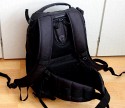 LOWEPRO FLIPSIDE 400 AW\n\nFoto und Text von Astrid - VIELEN DANK!\n\nKommentar:\n\nIch habe den Lowepro Flipside 400 AW!\n\nEndlich habe ich MEINEN Rucksack gefunden, der fast all meine Wnsche erfllt. er ist gro genug um meine Fotoausrstung und all das was Frau sonst so in der  Handtasche mit sich trgt, sicher und fr Fremde zugriffsicher,  mitzunehmen und er erlaubt  mir , recht schnell  und bequem an meine Sachen zu kommen. Ich konnte ihn neulich intensiv testen  im dichten Getmmel einer Ausstellung, mit meiner Riesenschnauzerhndin an der Leine. Ich habe mich sehr sicher gefhlt, wusste ich doch, dass sich niemand hinterrrcks aus meinem Rucksack bedienen konnte, was mir vor etlichen Jahren im Gewhle einer Grostadt schon passiert ist.\nDer Tragekomfort ist durch die gepolsterten Trger und den breiten gepolsterten Bauchgurt gut und man fhlt sich kaum behindert. Es ist kein Problem, an die Ausrstung zu gelangen,Trger abstreifen, Rucksack nach forne drehen und alles liegt bersichtlich vor einem.   \nIn dem groen Reiverschlussfach der Verschluklappe hatte ich Portemonaie und persnliche Papiere, in dem wirklich groen  Aussenfach waren persnliche Dinge von geringerem Wert. Was ich an diesem Rucksack, wie auch an vielen anderern Modellen vermisse, sind "Fsse" an der Unterseite des Rucksacks, wenn man ihn am Boden abstellen mchte.\n\nDie Verarbeitung ist sehr gut, die verdeckten Reissverschlsse funktionieren zuverlssig und ich finde, dass die Fotoausrstung gut und sicher untergebracht ist.\n\nIch denke meine Bilder  zeigen Euch die Vorteile dieses Rucksacks: das gut gepolsterte, ganz mit Flausch ausgeschlagene Fotofach, das man mit reichlich Teilern individuell einrichten kann, die vielen Fcher, die seitlichen Netztaschen,   die Stativhalterung und den Regenschutz\n\nIch bin froh, auf dieses Rucksackmodell gewartet zu haben\n\naltini- Astrid