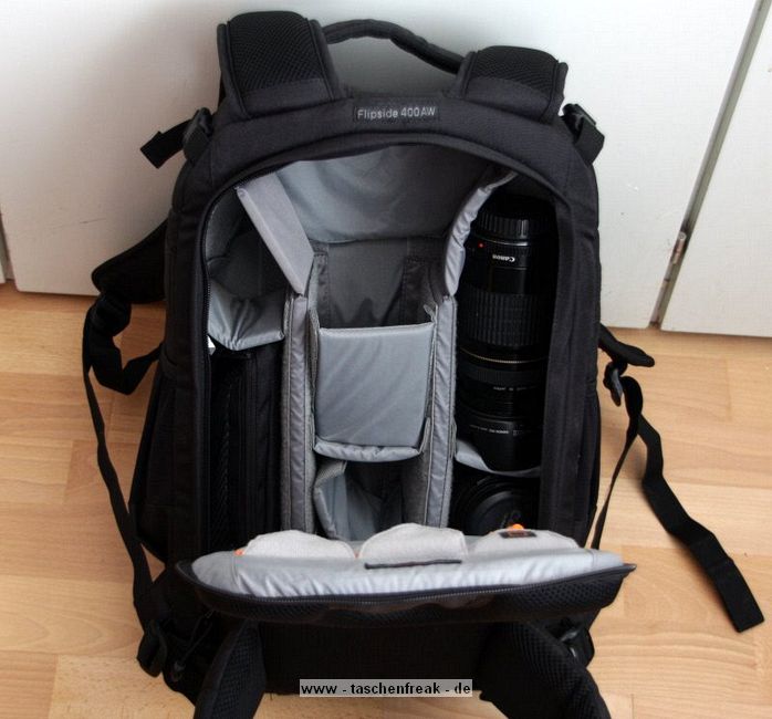 LOWEPRO FLIPSIDE 400 AW\n\nFoto und Text von Astrid - VIELEN DANK!\n\nKommentar:\n\nIch habe den Lowepro Flipside 400 AW!\n\nEndlich habe ich MEINEN Rucksack gefunden, der fast all meine Wnsche erfllt. er ist gro genug um meine Fotoausrstung und all das was Frau sonst so in der  Handtasche mit sich trgt, sicher und fr Fremde zugriffsicher,  mitzunehmen und er erlaubt  mir , recht schnell  und bequem an meine Sachen zu kommen. Ich konnte ihn neulich intensiv testen  im dichten Getmmel einer Ausstellung, mit meiner Riesenschnauzerhndin an der Leine. Ich habe mich sehr sicher gefhlt, wusste ich doch, dass sich niemand hinterrrcks aus meinem Rucksack bedienen konnte, was mir vor etlichen Jahren im Gewhle einer Grostadt schon passiert ist.\nDer Tragekomfort ist durch die gepolsterten Trger und den breiten gepolsterten Bauchgurt gut und man fhlt sich kaum behindert. Es ist kein Problem, an die Ausrstung zu gelangen,Trger abstreifen, Rucksack nach forne drehen und alles liegt bersichtlich vor einem.   \nIn dem groen Reiverschlussfach der Verschluklappe hatte ich Portemonaie und persnliche Papiere, in dem wirklich groen  Aussenfach waren persnliche Dinge von geringerem Wert. Was ich an diesem Rucksack, wie auch an vielen anderern Modellen vermisse, sind "Fsse" an der Unterseite des Rucksacks, wenn man ihn am Boden abstellen mchte.\n\nDie Verarbeitung ist sehr gut, die verdeckten Reissverschlsse funktionieren zuverlssig und ich finde, dass die Fotoausrstung gut und sicher untergebracht ist.\n\nIch denke meine Bilder  zeigen Euch die Vorteile dieses Rucksacks: das gut gepolsterte, ganz mit Flausch ausgeschlagene Fotofach, das man mit reichlich Teilern individuell einrichten kann, die vielen Fcher, die seitlichen Netztaschen,   die Stativhalterung und den Regenschutz\n\nIch bin froh, auf dieses Rucksackmodell gewartet zu haben\n\naltini- Astrid