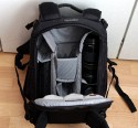 LOWEPRO FLIPSIDE 400 AW\n\nFoto und Text von Astrid - VIELEN DANK!\n\nKommentar:\n\nIch habe den Lowepro Flipside 400 AW!\n\nEndlich habe ich MEINEN Rucksack gefunden, der fast all meine Wnsche erfllt. er ist gro genug um meine Fotoausrstung und all das was Frau sonst so in der  Handtasche mit sich trgt, sicher und fr Fremde zugriffsicher,  mitzunehmen und er erlaubt  mir , recht schnell  und bequem an meine Sachen zu kommen. Ich konnte ihn neulich intensiv testen  im dichten Getmmel einer Ausstellung, mit meiner Riesenschnauzerhndin an der Leine. Ich habe mich sehr sicher gefhlt, wusste ich doch, dass sich niemand hinterrrcks aus meinem Rucksack bedienen konnte, was mir vor etlichen Jahren im Gewhle einer Grostadt schon passiert ist.\nDer Tragekomfort ist durch die gepolsterten Trger und den breiten gepolsterten Bauchgurt gut und man fhlt sich kaum behindert. Es ist kein Problem, an die Ausrstung zu gelangen,Trger abstreifen, Rucksack nach forne drehen und alles liegt bersichtlich vor einem.   \nIn dem groen Reiverschlussfach der Verschluklappe hatte ich Portemonaie und persnliche Papiere, in dem wirklich groen  Aussenfach waren persnliche Dinge von geringerem Wert. Was ich an diesem Rucksack, wie auch an vielen anderern Modellen vermisse, sind "Fsse" an der Unterseite des Rucksacks, wenn man ihn am Boden abstellen mchte.\n\nDie Verarbeitung ist sehr gut, die verdeckten Reissverschlsse funktionieren zuverlssig und ich finde, dass die Fotoausrstung gut und sicher untergebracht ist.\n\nIch denke meine Bilder  zeigen Euch die Vorteile dieses Rucksacks: das gut gepolsterte, ganz mit Flausch ausgeschlagene Fotofach, das man mit reichlich Teilern individuell einrichten kann, die vielen Fcher, die seitlichen Netztaschen,   die Stativhalterung und den Regenschutz\n\nIch bin froh, auf dieses Rucksackmodell gewartet zu haben\n\naltini- Astrid