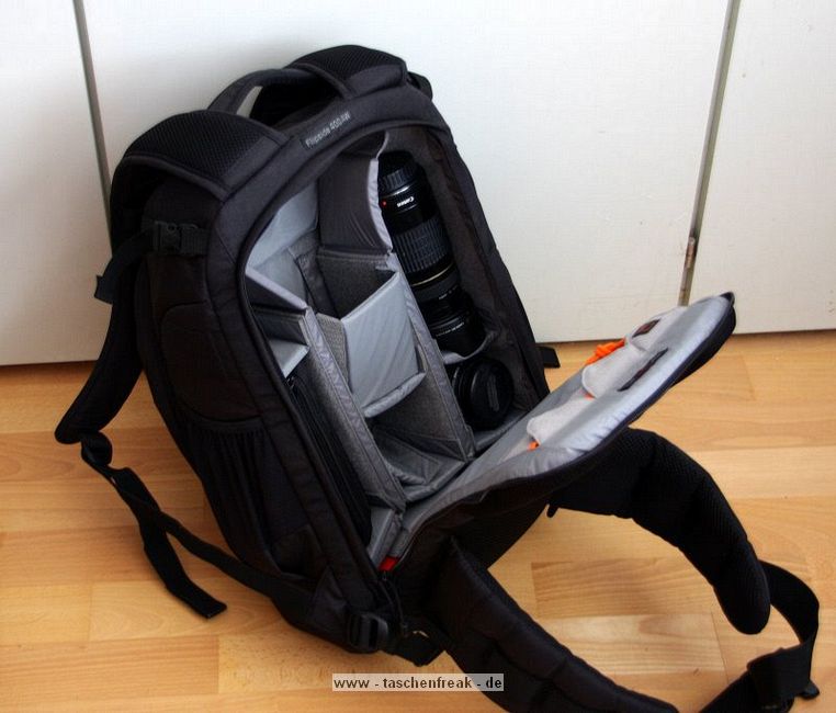 LOWEPRO FLIPSIDE 400 AW\n\nFoto und Text von Astrid - VIELEN DANK!\n\nKommentar:\n\nIch habe den Lowepro Flipside 400 AW!\n\nEndlich habe ich MEINEN Rucksack gefunden, der fast all meine Wnsche erfllt. er ist gro genug um meine Fotoausrstung und all das was Frau sonst so in der  Handtasche mit sich trgt, sicher und fr Fremde zugriffsicher,  mitzunehmen und er erlaubt  mir , recht schnell  und bequem an meine Sachen zu kommen. Ich konnte ihn neulich intensiv testen  im dichten Getmmel einer Ausstellung, mit meiner Riesenschnauzerhndin an der Leine. Ich habe mich sehr sicher gefhlt, wusste ich doch, dass sich niemand hinterrrcks aus meinem Rucksack bedienen konnte, was mir vor etlichen Jahren im Gewhle einer Grostadt schon passiert ist.\nDer Tragekomfort ist durch die gepolsterten Trger und den breiten gepolsterten Bauchgurt gut und man fhlt sich kaum behindert. Es ist kein Problem, an die Ausrstung zu gelangen,Trger abstreifen, Rucksack nach forne drehen und alles liegt bersichtlich vor einem.   \nIn dem groen Reiverschlussfach der Verschluklappe hatte ich Portemonaie und persnliche Papiere, in dem wirklich groen  Aussenfach waren persnliche Dinge von geringerem Wert. Was ich an diesem Rucksack, wie auch an vielen anderern Modellen vermisse, sind "Fsse" an der Unterseite des Rucksacks, wenn man ihn am Boden abstellen mchte.\n\nDie Verarbeitung ist sehr gut, die verdeckten Reissverschlsse funktionieren zuverlssig und ich finde, dass die Fotoausrstung gut und sicher untergebracht ist.\n\nIch denke meine Bilder  zeigen Euch die Vorteile dieses Rucksacks: das gut gepolsterte, ganz mit Flausch ausgeschlagene Fotofach, das man mit reichlich Teilern individuell einrichten kann, die vielen Fcher, die seitlichen Netztaschen,   die Stativhalterung und den Regenschutz\n\nIch bin froh, auf dieses Rucksackmodell gewartet zu haben\n\naltini- Astrid