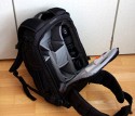 LOWEPRO FLIPSIDE 400 AW\n\nFoto und Text von Astrid - VIELEN DANK!\n\nKommentar:\n\nIch habe den Lowepro Flipside 400 AW!\n\nEndlich habe ich MEINEN Rucksack gefunden, der fast all meine Wnsche erfllt. er ist gro genug um meine Fotoausrstung und all das was Frau sonst so in der  Handtasche mit sich trgt, sicher und fr Fremde zugriffsicher,  mitzunehmen und er erlaubt  mir , recht schnell  und bequem an meine Sachen zu kommen. Ich konnte ihn neulich intensiv testen  im dichten Getmmel einer Ausstellung, mit meiner Riesenschnauzerhndin an der Leine. Ich habe mich sehr sicher gefhlt, wusste ich doch, dass sich niemand hinterrrcks aus meinem Rucksack bedienen konnte, was mir vor etlichen Jahren im Gewhle einer Grostadt schon passiert ist.\nDer Tragekomfort ist durch die gepolsterten Trger und den breiten gepolsterten Bauchgurt gut und man fhlt sich kaum behindert. Es ist kein Problem, an die Ausrstung zu gelangen,Trger abstreifen, Rucksack nach forne drehen und alles liegt bersichtlich vor einem.   \nIn dem groen Reiverschlussfach der Verschluklappe hatte ich Portemonaie und persnliche Papiere, in dem wirklich groen  Aussenfach waren persnliche Dinge von geringerem Wert. Was ich an diesem Rucksack, wie auch an vielen anderern Modellen vermisse, sind "Fsse" an der Unterseite des Rucksacks, wenn man ihn am Boden abstellen mchte.\n\nDie Verarbeitung ist sehr gut, die verdeckten Reissverschlsse funktionieren zuverlssig und ich finde, dass die Fotoausrstung gut und sicher untergebracht ist.\n\nIch denke meine Bilder  zeigen Euch die Vorteile dieses Rucksacks: das gut gepolsterte, ganz mit Flausch ausgeschlagene Fotofach, das man mit reichlich Teilern individuell einrichten kann, die vielen Fcher, die seitlichen Netztaschen,   die Stativhalterung und den Regenschutz\n\nIch bin froh, auf dieses Rucksackmodell gewartet zu haben\n\naltini- Astrid