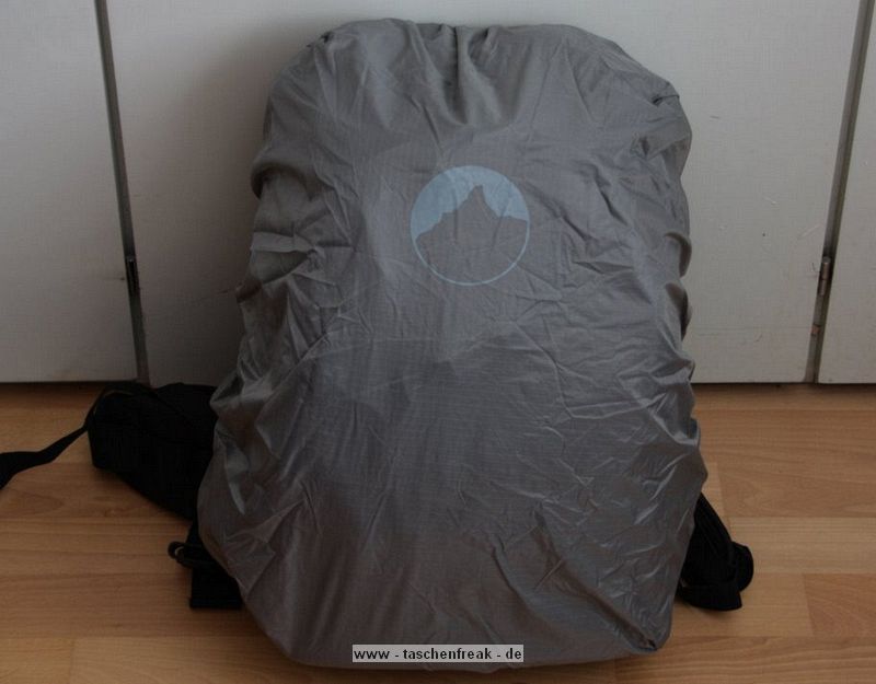 LOWEPRO FLIPSIDE 400 AW\n\nFoto und Text von Astrid - VIELEN DANK!\n\nKommentar:\n\nIch habe den Lowepro Flipside 400 AW!\n\nEndlich habe ich MEINEN Rucksack gefunden, der fast all meine Wnsche erfllt. er ist gro genug um meine Fotoausrstung und all das was Frau sonst so in der  Handtasche mit sich trgt, sicher und fr Fremde zugriffsicher,  mitzunehmen und er erlaubt  mir , recht schnell  und bequem an meine Sachen zu kommen. Ich konnte ihn neulich intensiv testen  im dichten Getmmel einer Ausstellung, mit meiner Riesenschnauzerhndin an der Leine. Ich habe mich sehr sicher gefhlt, wusste ich doch, dass sich niemand hinterrrcks aus meinem Rucksack bedienen konnte, was mir vor etlichen Jahren im Gewhle einer Grostadt schon passiert ist.\nDer Tragekomfort ist durch die gepolsterten Trger und den breiten gepolsterten Bauchgurt gut und man fhlt sich kaum behindert. Es ist kein Problem, an die Ausrstung zu gelangen,Trger abstreifen, Rucksack nach forne drehen und alles liegt bersichtlich vor einem.   \nIn dem groen Reiverschlussfach der Verschluklappe hatte ich Portemonaie und persnliche Papiere, in dem wirklich groen  Aussenfach waren persnliche Dinge von geringerem Wert. Was ich an diesem Rucksack, wie auch an vielen anderern Modellen vermisse, sind "Fsse" an der Unterseite des Rucksacks, wenn man ihn am Boden abstellen mchte.\n\nDie Verarbeitung ist sehr gut, die verdeckten Reissverschlsse funktionieren zuverlssig und ich finde, dass die Fotoausrstung gut und sicher untergebracht ist.\n\nIch denke meine Bilder  zeigen Euch die Vorteile dieses Rucksacks: das gut gepolsterte, ganz mit Flausch ausgeschlagene Fotofach, das man mit reichlich Teilern individuell einrichten kann, die vielen Fcher, die seitlichen Netztaschen,   die Stativhalterung und den Regenschutz\n\nIch bin froh, auf dieses Rucksackmodell gewartet zu haben\n\naltini- Astrid