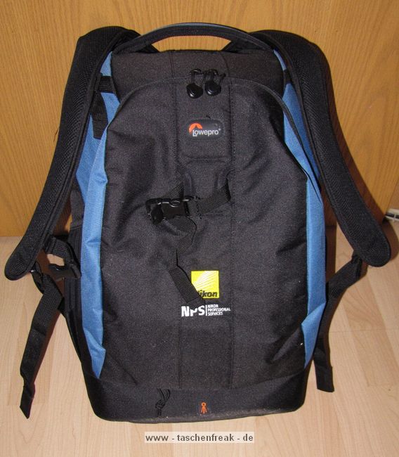 LOWEPRO FLIPSIDE 500 AW (NPS Edition)\n\nFoto und Text von einem Anonymen User - VIELEN DANK!\n\nKommentar:\n\nWenn auch nicht oft so ist mir doch manchmal die LOWEPRO FLIPSIDE 400 AW zu klein.\nAbhilfe schafft die LOWEPRO FLIPSIDE 500 AW. Sie ist baugleich mit der 400AW nur halt etwas grer. Alles sehr gerumig ohne etwas hinzuquetschen.\nDas Vorderfach nimmt den restlichen Kleinkram auf - ggf. auch nen kleinen Laptop.\nWie gewohnt auch hier die FLIPSIDE-bliche Stativhalterung und das Regencover.\n\nLeider gab es den Rucksack nur zur Winterolympiade 2010 in einer limit. Auflage von je 1200 Stck fr den Canon und Nikon Proffesional Service. Sie ist jedoch manchmal noch kuflich zu erwerben. Hier mal mein Stck mit Nikon Logo (was solls).