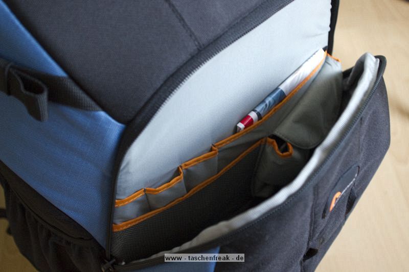 LOWEPRO FLIPSIDE 500\n\nFoto und Text von Lars Brückler - VIELEN DANK!\n\nKommentar:\n\nEs war mal wieder einer dieser Abende wo man eigentlich nichts zu tun hat und einfach so vollkommen unmotiviert im Netz surft. Das kommt zwar nicht oft vor, aber eben doch ab und an.\n\nDas eine oder andere Bierchen war schon geleert, als ich bei Klaus Bothe auf der Seite angelangte und wie jeden Tag die Kleinanzeigen bei Isarfoto checkte. Was sahen meine müden Augen da? Einen Flipside.. was? 500? Das muss doch ein Tippfehler gewesen sein, dachte ich mir. Nun möchte ich behaupten, dass ich mich im Lowepro-Sortiment auskenne, aber von einem Flipside 500 AW habe ich noch nie etwas gehört.\n \nSchon mehrfach hatte ich im Rahmen meiner beruflichen Tätigkeit den Flipside 400 AW in der Hand und habe mich schon oft geärgert, dass dieser außerordentlich gute Rucksack eine Nummer zu klein ist. Aber wenn es etwas nun mal nicht gibt, da nützt auch Fluchen nichts. Schwamm drüber. \n \nDer Blick ging schon wieder Richtung ThinkTankPhoto, denn irgendein Rucksack für das 300er 2.8 L musste her. Immer nur Trolley war nichts und in den Aero 80 passt es zwar rein, aber es steht quasi in einem großen Fach ohne jeglichen Halt. Also Mist! Außerdem passen dann keine anderen Linsen mehr hinein.\n \nNun, ich recherchierte also ein wenig über den 500 AW und siehe da, es gibt ihn wirklich. Es handelt sich bei dem Rucksack um ein limitiertes Sondermodell, welches Lowepro zu den olympischen Winterspielen an Profifotografen (offenbar) verschenkt hatte. Zu kaufen gibt es den Rucksack nicht. Ich habe eine einzige chinesische Seite gefunden, die den Rucksack für schlappe 4083 Hongkong-Dollar vertreibt. Das entspricht in richtigem Geld 406 Euro + Versand und Tax. Das nenne ich mal eine Ansage!\n\nIch bin mittlerweile über den Punkt hinaus, wo ich mir über die Preise von Fotozubehör den Kopf zerbreche, geschweige denn mich darüber aufrege.\n\nInteressant ist, dass LowePro nur 1200 Stück von den Rucksäcken produziert hat. Da stellt sich natürlich die Frage, wie wirtschaftlich so etwas ist. Meiner hat die Nummer 109/1200. Wie toll!\n \nGenug Gelaber, kommen wir zum Rucksack:\n \nErstes Befummeln:\n \nDer erste Eindruck ist wie bei jedem LowePro Produkt erstklassig. Lange habe ich darüber nachgedacht, wer denn nun eigentlich die besseren Produkte macht, LowePro oder Tamrac. Oft ist das Preisniveau sehr ähnlich aber die Verarbeitung geht in den meisten Fällen an LowePro. Diese Erkenntnis manifestiert sich auch im Flipside 500 AW. Die Tasche ist wahnsinnig gut gepolstert und die Größe ist für meine Körperhöhe ideal. Er wirkt auf den ersten Blick nicht zu wuchtig und macht einen hochwertigen Eindruck.\n \nNegatives fiel mir erstmal nicht auf, außer ein NPS Logo, was für mich als Canoniero natürlich ein No-Go ist. Aber das soll mich nicht weiter stören, Patch drüber nähen und gut ist!\n \nAusstattung: \n\nMittlerweile habe ich gelernt, dass es einige wichtige Kriterien gibt, die ein Rucksack erfüllen muss damit er im täglichen Einsatz bestehen kann.\n \nNeben dem Schutz der Ausrüstung sind das vor allem Komfortmerkmale wie ein ordentlich gepolsterter Beckengurt oder breite und weiche Schultergurte. Beides bietet der Flipside 500 AW und hinterlässt somit schonmal einen guten Eindruck. Das modische Äußere ist ebenfalls angenehm, wenngleich es mir lieber gewesen wäre, wenn es den 500 AW in dem sehr schönen Grünton des 400 AW gegeben hätte. Alles Gute ist aber nie beisammen und bei einer Auflage von nur 1200 Stück WELTWEIT ist es wahrscheinlich nicht machbar gewesen auch noch Farbwünsche zu berücksichtigen.\n \nWichtig für mich ist, dass ich mein 13“ MacbookPro immer dabei haben kann. Dies ist im Flipside auf gleich 2 verschiedene Varianten möglich. Zum einen besitzt der Rucksack ein großräumiges Frontfach in welches der Laptop reinpasst. Zum Anderen wäre auch im Innenraum noch Platz für das gute Stück. Wie praktisch letzteres bei der Entnahme der Kamera am Ende noch ist, das mag ich jetzt noch nicht einschätzen.\n\nWie jeder Rucksack von Lowepro ist auch der 500 Aw mit der LowePro - Stativhalterung versehen. Diese erfüllt ihren Zweck, ist aber nicht besonders ansehnlich. Das kann TTP deutlich besser. Dafür hat die LowePro Stativhalterung den großen Vorteil, dass man sie einfach einklappen und hinter einem Verschluss verschwinden lassen kann. Das ist pfiffig und hat sich als sinnvoll herausgestellt.\n \nSollte es von oben mal richtig runter schütten, so ist auch das kein Problem, denn der Rucksack verfügt über ein AW (All Weather) Cover, welches sich schon hundertfach bewährt hat. Ich nehme an, dass da nichts geändert wurde zu allen anderen modernen LowePro - Taschen. Also, bewährte Technik... wieso nicht? Man muss das Rad ja nicht jedes Mal neu erfinden. Besser wäre es jedoch, wenn es abnehmbar wäre. Ich wette aber, dass unzählige Fotografen das Teil dann wieder zuhause vergessen und dann fluchend im Regen stehen ^^ Warum soll es denn anderen besser gehen als mir? Ich denke auch an alles möglich, vergesse aber oftmals das wichtigste (Eintrittskarten, Pass, Jahreskarten etc.)\n \nAuch Kleinigkeiten wie das Visitenkarten-Fach, die Speicherkarten-Fächer usw. sind nett, aber weder außergewöhnlich noch für mich in irgendeiner Weise nutzbar. Auch das kann TTP besser ;-) Aber wenn es schonmal da ist, rausschneiden muss man es ja nicht unbedingt.\n \nDer Innenraum:\n \nMan mag es kaum glauben, aber im Flipside 500 AW hätte sogar eine Linse der Kategorie 400/2.8 L Platz. Das obere Bild zeigt, wieviel Ausrüstung tatsächlich in den Rucksack passt. Ich war sehr erstaunt.\n \nFolgende Ausrüstung findet im Innenraum (ohne Außentaschen) Platz:\n \nCanon EOS 40D Body + BG-E2N\nCanon EOS 550D Body + BG-E8\nSigma 10-20 mm 4-5,6 + Geli\nSigma 18-50 mm 2,8-4,5 + Geli\nCanon 70-200 F4 L USM + Geli\nCanon EF 300 mm 2,8 L USM  mit umgedrehter Geli\nCanon EF Extender 1,4x II\n2x Canon Blitzgerät (580 EX und 420 EX in eigener Hülle)\nSigma Objektiv-Köcher (vom 10-20) mit Ladegeräten etc.\nHama Trackpack mit 16x Eneloop Akku\n\nDas ist schon ganz ordentlich. Sogar alle Ladegeräte (vom MPB, BC700, Canon Ladegeräte für beide Kameras) passen noch in den Innenraum. Das liegt vor allem an der Tiefe des Rucksackes, die groß genug ist, das 70-200er F4 stehend darin zu transportieren. 2 cm weniger und das wäre nicht gegangen. \n\nIn die Außentaschen passen locker jeweils 1 Flasche Wasser mit 1,5 l oder (für diejenigen, die früh duschen und kein Wasser mit rumschleppen müssen :-) ... 2 Flaschen Bier ^^\n\nDie Flipside-Technik:\n \nLaut LowePro soll man in der Lage sein, den Rucksack nach vorn zu drehen und durch den rückseitigen Deckel Zugriff auf die Ausrüstung zu haben. Das mag bei leichten Ausrüstungen klappen, bei meinen 14 kg ohne Getränke und Stativ (mehr Kilos passen ins Hauptfach nicht rein) geht das schon nicht mehr. Ich habe immer Angst, dass es den Beckengurt wegreißt. Was dann das Resultat wäre, dass will ich mir gar nicht ausmalen.\n \nKritikpunkte:\n \nEs gibt natürlich auch Dinge, die mir nicht ganz so gut gefallen. Zum einen ist da die eingeschränkte Farbwahl und die Tatsache, dass man den Rucksack nicht frei kaufen kann. Zum anderen könnte man die Stativ - Halterung noch optimieren. Ich werde mein CT-3442 wohl wieder an der Seite transportieren, wie bei jedem anderen Rucksack auch. Beckengurte sind schön, aber schön wäre es auch, wenn man diese auch abnehmen könnte. Ab und an stören sie dann doch ein wenig aber wenn´s nicht geht... Wurscht!\n \nFazit:\n \nMal wieder ein toller Rucksack, vollgestopft mit tollen Features. Wem der 400er nicht reicht, der wird mit dem 500er AW glücklich. Der hohe Anschaffungswiderstand schreckt ein wenig ab, aber Exklusivität hat eben ihren Preis. Ich habe den Rucksack täglich im Einsatz beim Wandern und auf dem Bike. Bei beiden Einsatzbereichen macht er eine gute Figur und ich würde ihn jederzeit wieder kaufen.\n \nWie viel jeder Einzelne dann am Ende bereit ist zu zahlen, das hängt sicher davon ab, wie gut die eigenen Anforderungen von dem Rucksack erfüllt werden und was einem die Exklusivität wert ist. Letzteres interessiert mich gar nicht aber wenn es nunmal passt, dann kann es auch 2 Euro mehr kosten.\n \nBei Ebay habe ich nicht eine einzige beendete Auktion gefunden, es sollte also nicht leicht werden den LowePro Flipside 500 AW auf dem Gebrauchtmarkt zu finden.