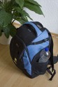 LOWEPRO FLIPSIDE 500\n\nFoto und Text von Lars Brckler - VIELEN DANK!\n\nKommentar:\n\nEs war mal wieder einer dieser Abende wo man eigentlich nichts zu tun hat und einfach so vollkommen unmotiviert im Netz surft. Das kommt zwar nicht oft vor, aber eben doch ab und an.\n\nDas eine oder andere Bierchen war schon geleert, als ich bei Klaus Bothe auf der Seite angelangte und wie jeden Tag die Kleinanzeigen bei Isarfoto checkte. Was sahen meine mden Augen da? Einen Flipside.. was? 500? Das muss doch ein Tippfehler gewesen sein, dachte ich mir. Nun mchte ich behaupten, dass ich mich im Lowepro-Sortiment auskenne, aber von einem Flipside 500 AW habe ich noch nie etwas gehrt.\n \nSchon mehrfach hatte ich im Rahmen meiner beruflichen Ttigkeit den Flipside 400 AW in der Hand und habe mich schon oft gergert, dass dieser auerordentlich gute Rucksack eine Nummer zu klein ist. Aber wenn es etwas nun mal nicht gibt, da ntzt auch Fluchen nichts. Schwamm drber. \n \nDer Blick ging schon wieder Richtung ThinkTankPhoto, denn irgendein Rucksack fr das 300er 2.8 L musste her. Immer nur Trolley war nichts und in den Aero 80 passt es zwar rein, aber es steht quasi in einem groen Fach ohne jeglichen Halt. Also Mist! Auerdem passen dann keine anderen Linsen mehr hinein.\n \nNun, ich recherchierte also ein wenig ber den 500 AW und siehe da, es gibt ihn wirklich. Es handelt sich bei dem Rucksack um ein limitiertes Sondermodell, welches Lowepro zu den olympischen Winterspielen an Profifotografen (offenbar) verschenkt hatte. Zu kaufen gibt es den Rucksack nicht. Ich habe eine einzige chinesische Seite gefunden, die den Rucksack fr schlappe 4083 Hongkong-Dollar vertreibt. Das entspricht in richtigem Geld 406 Euro + Versand und Tax. Das nenne ich mal eine Ansage!\n\nIch bin mittlerweile ber den Punkt hinaus, wo ich mir ber die Preise von Fotozubehr den Kopf zerbreche, geschweige denn mich darber aufrege.\n\nInteressant ist, dass LowePro nur 1200 Stck von den Ruckscken produziert hat. Da stellt sich natrlich die Frage, wie wirtschaftlich so etwas ist. Meiner hat die Nummer 109/1200. Wie toll!\n \nGenug Gelaber, kommen wir zum Rucksack:\n \nErstes Befummeln:\n \nDer erste Eindruck ist wie bei jedem LowePro Produkt erstklassig. Lange habe ich darber nachgedacht, wer denn nun eigentlich die besseren Produkte macht, LowePro oder Tamrac. Oft ist das Preisniveau sehr hnlich aber die Verarbeitung geht in den meisten Fllen an LowePro. Diese Erkenntnis manifestiert sich auch im Flipside 500 AW. Die Tasche ist wahnsinnig gut gepolstert und die Gre ist fr meine Krperhhe ideal. Er wirkt auf den ersten Blick nicht zu wuchtig und macht einen hochwertigen Eindruck.\n \nNegatives fiel mir erstmal nicht auf, auer ein NPS Logo, was fr mich als Canoniero natrlich ein No-Go ist. Aber das soll mich nicht weiter stren, Patch drber nhen und gut ist!\n \nAusstattung: \n\nMittlerweile habe ich gelernt, dass es einige wichtige Kriterien gibt, die ein Rucksack erfllen muss damit er im tglichen Einsatz bestehen kann.\n \nNeben dem Schutz der Ausrstung sind das vor allem Komfortmerkmale wie ein ordentlich gepolsterter Beckengurt oder breite und weiche Schultergurte. Beides bietet der Flipside 500 AW und hinterlsst somit schonmal einen guten Eindruck. Das modische uere ist ebenfalls angenehm, wenngleich es mir lieber gewesen wre, wenn es den 500 AW in dem sehr schnen Grnton des 400 AW gegeben htte. Alles Gute ist aber nie beisammen und bei einer Auflage von nur 1200 Stck WELTWEIT ist es wahrscheinlich nicht machbar gewesen auch noch Farbwnsche zu bercksichtigen.\n \nWichtig fr mich ist, dass ich mein 13 MacbookPro immer dabei haben kann. Dies ist im Flipside auf gleich 2 verschiedene Varianten mglich. Zum einen besitzt der Rucksack ein grorumiges Frontfach in welches der Laptop reinpasst. Zum Anderen wre auch im Innenraum noch Platz fr das gute Stck. Wie praktisch letzteres bei der Entnahme der Kamera am Ende noch ist, das mag ich jetzt noch nicht einschtzen.\n\nWie jeder Rucksack von Lowepro ist auch der 500 Aw mit der LowePro - Stativhalterung versehen. Diese erfllt ihren Zweck, ist aber nicht besonders ansehnlich. Das kann TTP deutlich besser. Dafr hat die LowePro Stativhalterung den groen Vorteil, dass man sie einfach einklappen und hinter einem Verschluss verschwinden lassen kann. Das ist pfiffig und hat sich als sinnvoll herausgestellt.\n \nSollte es von oben mal richtig runter schtten, so ist auch das kein Problem, denn der Rucksack verfgt ber ein AW (All Weather) Cover, welches sich schon hundertfach bewhrt hat. Ich nehme an, dass da nichts gendert wurde zu allen anderen modernen LowePro - Taschen. Also, bewhrte Technik... wieso nicht? Man muss das Rad ja nicht jedes Mal neu erfinden. Besser wre es jedoch, wenn es abnehmbar wre. Ich wette aber, dass unzhlige Fotografen das Teil dann wieder zuhause vergessen und dann fluchend im Regen stehen ^^ Warum soll es denn anderen besser gehen als mir? Ich denke auch an alles mglich, vergesse aber oftmals das wichtigste (Eintrittskarten, Pass, Jahreskarten etc.)\n \nAuch Kleinigkeiten wie das Visitenkarten-Fach, die Speicherkarten-Fcher usw. sind nett, aber weder auergewhnlich noch fr mich in irgendeiner Weise nutzbar. Auch das kann TTP besser ;-) Aber wenn es schonmal da ist, rausschneiden muss man es ja nicht unbedingt.\n \nDer Innenraum:\n \nMan mag es kaum glauben, aber im Flipside 500 AW htte sogar eine Linse der Kategorie 400/2.8 L Platz. Das obere Bild zeigt, wieviel Ausrstung tatschlich in den Rucksack passt. Ich war sehr erstaunt.\n \nFolgende Ausrstung findet im Innenraum (ohne Auentaschen) Platz:\n \nCanon EOS 40D Body + BG-E2N\nCanon EOS 550D Body + BG-E8\nSigma 10-20 mm 4-5,6 + Geli\nSigma 18-50 mm 2,8-4,5 + Geli\nCanon 70-200 F4 L USM + Geli\nCanon EF 300 mm 2,8 L USM  mit umgedrehter Geli\nCanon EF Extender 1,4x II\n2x Canon Blitzgert (580 EX und 420 EX in eigener Hlle)\nSigma Objektiv-Kcher (vom 10-20) mit Ladegerten etc.\nHama Trackpack mit 16x Eneloop Akku\n\nDas ist schon ganz ordentlich. Sogar alle Ladegerte (vom MPB, BC700, Canon Ladegerte fr beide Kameras) passen noch in den Innenraum. Das liegt vor allem an der Tiefe des Rucksackes, die gro genug ist, das 70-200er F4 stehend darin zu transportieren. 2 cm weniger und das wre nicht gegangen. \n\nIn die Auentaschen passen locker jeweils 1 Flasche Wasser mit 1,5 l oder (fr diejenigen, die frh duschen und kein Wasser mit rumschleppen mssen :-) ... 2 Flaschen Bier ^^\n\nDie Flipside-Technik:\n \nLaut LowePro soll man in der Lage sein, den Rucksack nach vorn zu drehen und durch den rckseitigen Deckel Zugriff auf die Ausrstung zu haben. Das mag bei leichten Ausrstungen klappen, bei meinen 14 kg ohne Getrnke und Stativ (mehr Kilos passen ins Hauptfach nicht rein) geht das schon nicht mehr. Ich habe immer Angst, dass es den Beckengurt wegreit. Was dann das Resultat wre, dass will ich mir gar nicht ausmalen.\n \nKritikpunkte:\n \nEs gibt natrlich auch Dinge, die mir nicht ganz so gut gefallen. Zum einen ist da die eingeschrnkte Farbwahl und die Tatsache, dass man den Rucksack nicht frei kaufen kann. Zum anderen knnte man die Stativ - Halterung noch optimieren. Ich werde mein CT-3442 wohl wieder an der Seite transportieren, wie bei jedem anderen Rucksack auch. Beckengurte sind schn, aber schn wre es auch, wenn man diese auch abnehmen knnte. Ab und an stren sie dann doch ein wenig aber wenns nicht geht... Wurscht!\n \nFazit:\n \nMal wieder ein toller Rucksack, vollgestopft mit tollen Features. Wem der 400er nicht reicht, der wird mit dem 500er AW glcklich. Der hohe Anschaffungswiderstand schreckt ein wenig ab, aber Exklusivitt hat eben ihren Preis. Ich habe den Rucksack tglich im Einsatz beim Wandern und auf dem Bike. Bei beiden Einsatzbereichen macht er eine gute Figur und ich wrde ihn jederzeit wieder kaufen.\n \nWie viel jeder Einzelne dann am Ende bereit ist zu zahlen, das hngt sicher davon ab, wie gut die eigenen Anforderungen von dem Rucksack erfllt werden und was einem die Exklusivitt wert ist. Letzteres interessiert mich gar nicht aber wenn es nunmal passt, dann kann es auch 2 Euro mehr kosten.\n \nBei Ebay habe ich nicht eine einzige beendete Auktion gefunden, es sollte also nicht leicht werden den LowePro Flipside 500 AW auf dem Gebrauchtmarkt zu finden.