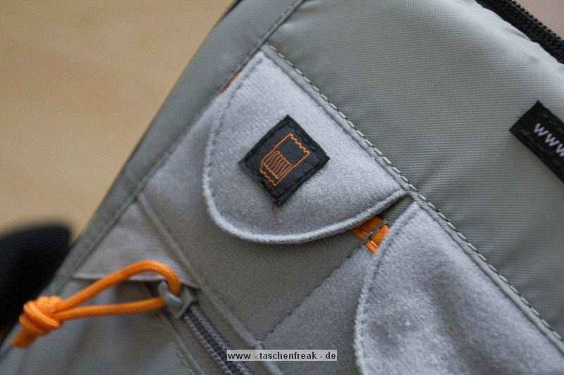 LOWEPRO FLIPSIDE 500\n\nFoto und Text von Lars Brckler - VIELEN DANK!\n\nKommentar:\n\nEs war mal wieder einer dieser Abende wo man eigentlich nichts zu tun hat und einfach so vollkommen unmotiviert im Netz surft. Das kommt zwar nicht oft vor, aber eben doch ab und an.\n\nDas eine oder andere Bierchen war schon geleert, als ich bei Klaus Bothe auf der Seite angelangte und wie jeden Tag die Kleinanzeigen bei Isarfoto checkte. Was sahen meine mden Augen da? Einen Flipside.. was? 500? Das muss doch ein Tippfehler gewesen sein, dachte ich mir. Nun mchte ich behaupten, dass ich mich im Lowepro-Sortiment auskenne, aber von einem Flipside 500 AW habe ich noch nie etwas gehrt.\n \nSchon mehrfach hatte ich im Rahmen meiner beruflichen Ttigkeit den Flipside 400 AW in der Hand und habe mich schon oft gergert, dass dieser auerordentlich gute Rucksack eine Nummer zu klein ist. Aber wenn es etwas nun mal nicht gibt, da ntzt auch Fluchen nichts. Schwamm drber. \n \nDer Blick ging schon wieder Richtung ThinkTankPhoto, denn irgendein Rucksack fr das 300er 2.8 L musste her. Immer nur Trolley war nichts und in den Aero 80 passt es zwar rein, aber es steht quasi in einem groen Fach ohne jeglichen Halt. Also Mist! Auerdem passen dann keine anderen Linsen mehr hinein.\n \nNun, ich recherchierte also ein wenig ber den 500 AW und siehe da, es gibt ihn wirklich. Es handelt sich bei dem Rucksack um ein limitiertes Sondermodell, welches Lowepro zu den olympischen Winterspielen an Profifotografen (offenbar) verschenkt hatte. Zu kaufen gibt es den Rucksack nicht. Ich habe eine einzige chinesische Seite gefunden, die den Rucksack fr schlappe 4083 Hongkong-Dollar vertreibt. Das entspricht in richtigem Geld 406 Euro + Versand und Tax. Das nenne ich mal eine Ansage!\n\nIch bin mittlerweile ber den Punkt hinaus, wo ich mir ber die Preise von Fotozubehr den Kopf zerbreche, geschweige denn mich darber aufrege.\n\nInteressant ist, dass LowePro nur 1200 Stck von den Ruckscken produziert hat. Da stellt sich natrlich die Frage, wie wirtschaftlich so etwas ist. Meiner hat die Nummer 109/1200. Wie toll!\n \nGenug Gelaber, kommen wir zum Rucksack:\n \nErstes Befummeln:\n \nDer erste Eindruck ist wie bei jedem LowePro Produkt erstklassig. Lange habe ich darber nachgedacht, wer denn nun eigentlich die besseren Produkte macht, LowePro oder Tamrac. Oft ist das Preisniveau sehr hnlich aber die Verarbeitung geht in den meisten Fllen an LowePro. Diese Erkenntnis manifestiert sich auch im Flipside 500 AW. Die Tasche ist wahnsinnig gut gepolstert und die Gre ist fr meine Krperhhe ideal. Er wirkt auf den ersten Blick nicht zu wuchtig und macht einen hochwertigen Eindruck.\n \nNegatives fiel mir erstmal nicht auf, auer ein NPS Logo, was fr mich als Canoniero natrlich ein No-Go ist. Aber das soll mich nicht weiter stren, Patch drber nhen und gut ist!\n \nAusstattung: \n\nMittlerweile habe ich gelernt, dass es einige wichtige Kriterien gibt, die ein Rucksack erfllen muss damit er im tglichen Einsatz bestehen kann.\n \nNeben dem Schutz der Ausrstung sind das vor allem Komfortmerkmale wie ein ordentlich gepolsterter Beckengurt oder breite und weiche Schultergurte. Beides bietet der Flipside 500 AW und hinterlsst somit schonmal einen guten Eindruck. Das modische uere ist ebenfalls angenehm, wenngleich es mir lieber gewesen wre, wenn es den 500 AW in dem sehr schnen Grnton des 400 AW gegeben htte. Alles Gute ist aber nie beisammen und bei einer Auflage von nur 1200 Stck WELTWEIT ist es wahrscheinlich nicht machbar gewesen auch noch Farbwnsche zu bercksichtigen.\n \nWichtig fr mich ist, dass ich mein 13 MacbookPro immer dabei haben kann. Dies ist im Flipside auf gleich 2 verschiedene Varianten mglich. Zum einen besitzt der Rucksack ein grorumiges Frontfach in welches der Laptop reinpasst. Zum Anderen wre auch im Innenraum noch Platz fr das gute Stck. Wie praktisch letzteres bei der Entnahme der Kamera am Ende noch ist, das mag ich jetzt noch nicht einschtzen.\n\nWie jeder Rucksack von Lowepro ist auch der 500 Aw mit der LowePro - Stativhalterung versehen. Diese erfllt ihren Zweck, ist aber nicht besonders ansehnlich. Das kann TTP deutlich besser. Dafr hat die LowePro Stativhalterung den groen Vorteil, dass man sie einfach einklappen und hinter einem Verschluss verschwinden lassen kann. Das ist pfiffig und hat sich als sinnvoll herausgestellt.\n \nSollte es von oben mal richtig runter schtten, so ist auch das kein Problem, denn der Rucksack verfgt ber ein AW (All Weather) Cover, welches sich schon hundertfach bewhrt hat. Ich nehme an, dass da nichts gendert wurde zu allen anderen modernen LowePro - Taschen. Also, bewhrte Technik... wieso nicht? Man muss das Rad ja nicht jedes Mal neu erfinden. Besser wre es jedoch, wenn es abnehmbar wre. Ich wette aber, dass unzhlige Fotografen das Teil dann wieder zuhause vergessen und dann fluchend im Regen stehen ^^ Warum soll es denn anderen besser gehen als mir? Ich denke auch an alles mglich, vergesse aber oftmals das wichtigste (Eintrittskarten, Pass, Jahreskarten etc.)\n \nAuch Kleinigkeiten wie das Visitenkarten-Fach, die Speicherkarten-Fcher usw. sind nett, aber weder auergewhnlich noch fr mich in irgendeiner Weise nutzbar. Auch das kann TTP besser ;-) Aber wenn es schonmal da ist, rausschneiden muss man es ja nicht unbedingt.\n \nDer Innenraum:\n \nMan mag es kaum glauben, aber im Flipside 500 AW htte sogar eine Linse der Kategorie 400/2.8 L Platz. Das obere Bild zeigt, wieviel Ausrstung tatschlich in den Rucksack passt. Ich war sehr erstaunt.\n \nFolgende Ausrstung findet im Innenraum (ohne Auentaschen) Platz:\n \nCanon EOS 40D Body + BG-E2N\nCanon EOS 550D Body + BG-E8\nSigma 10-20 mm 4-5,6 + Geli\nSigma 18-50 mm 2,8-4,5 + Geli\nCanon 70-200 F4 L USM + Geli\nCanon EF 300 mm 2,8 L USM  mit umgedrehter Geli\nCanon EF Extender 1,4x II\n2x Canon Blitzgert (580 EX und 420 EX in eigener Hlle)\nSigma Objektiv-Kcher (vom 10-20) mit Ladegerten etc.\nHama Trackpack mit 16x Eneloop Akku\n\nDas ist schon ganz ordentlich. Sogar alle Ladegerte (vom MPB, BC700, Canon Ladegerte fr beide Kameras) passen noch in den Innenraum. Das liegt vor allem an der Tiefe des Rucksackes, die gro genug ist, das 70-200er F4 stehend darin zu transportieren. 2 cm weniger und das wre nicht gegangen. \n\nIn die Auentaschen passen locker jeweils 1 Flasche Wasser mit 1,5 l oder (fr diejenigen, die frh duschen und kein Wasser mit rumschleppen mssen :-) ... 2 Flaschen Bier ^^\n\nDie Flipside-Technik:\n \nLaut LowePro soll man in der Lage sein, den Rucksack nach vorn zu drehen und durch den rckseitigen Deckel Zugriff auf die Ausrstung zu haben. Das mag bei leichten Ausrstungen klappen, bei meinen 14 kg ohne Getrnke und Stativ (mehr Kilos passen ins Hauptfach nicht rein) geht das schon nicht mehr. Ich habe immer Angst, dass es den Beckengurt wegreit. Was dann das Resultat wre, dass will ich mir gar nicht ausmalen.\n \nKritikpunkte:\n \nEs gibt natrlich auch Dinge, die mir nicht ganz so gut gefallen. Zum einen ist da die eingeschrnkte Farbwahl und die Tatsache, dass man den Rucksack nicht frei kaufen kann. Zum anderen knnte man die Stativ - Halterung noch optimieren. Ich werde mein CT-3442 wohl wieder an der Seite transportieren, wie bei jedem anderen Rucksack auch. Beckengurte sind schn, aber schn wre es auch, wenn man diese auch abnehmen knnte. Ab und an stren sie dann doch ein wenig aber wenns nicht geht... Wurscht!\n \nFazit:\n \nMal wieder ein toller Rucksack, vollgestopft mit tollen Features. Wem der 400er nicht reicht, der wird mit dem 500er AW glcklich. Der hohe Anschaffungswiderstand schreckt ein wenig ab, aber Exklusivitt hat eben ihren Preis. Ich habe den Rucksack tglich im Einsatz beim Wandern und auf dem Bike. Bei beiden Einsatzbereichen macht er eine gute Figur und ich wrde ihn jederzeit wieder kaufen.\n \nWie viel jeder Einzelne dann am Ende bereit ist zu zahlen, das hngt sicher davon ab, wie gut die eigenen Anforderungen von dem Rucksack erfllt werden und was einem die Exklusivitt wert ist. Letzteres interessiert mich gar nicht aber wenn es nunmal passt, dann kann es auch 2 Euro mehr kosten.\n \nBei Ebay habe ich nicht eine einzige beendete Auktion gefunden, es sollte also nicht leicht werden den LowePro Flipside 500 AW auf dem Gebrauchtmarkt zu finden.