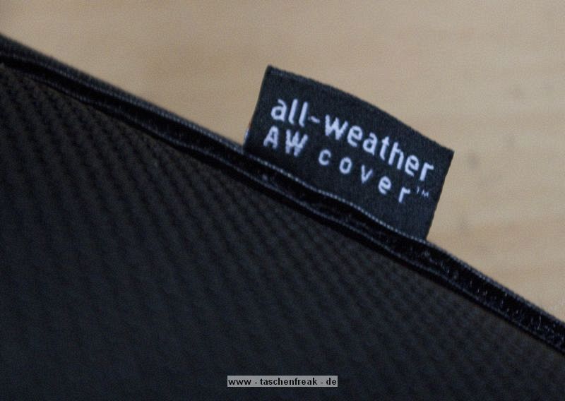 LOWEPRO FLIPSIDE 500\n\nFoto und Text von Lars Brckler - VIELEN DANK!\n\nKommentar:\n\nEs war mal wieder einer dieser Abende wo man eigentlich nichts zu tun hat und einfach so vollkommen unmotiviert im Netz surft. Das kommt zwar nicht oft vor, aber eben doch ab und an.\n\nDas eine oder andere Bierchen war schon geleert, als ich bei Klaus Bothe auf der Seite angelangte und wie jeden Tag die Kleinanzeigen bei Isarfoto checkte. Was sahen meine mden Augen da? Einen Flipside.. was? 500? Das muss doch ein Tippfehler gewesen sein, dachte ich mir. Nun mchte ich behaupten, dass ich mich im Lowepro-Sortiment auskenne, aber von einem Flipside 500 AW habe ich noch nie etwas gehrt.\n \nSchon mehrfach hatte ich im Rahmen meiner beruflichen Ttigkeit den Flipside 400 AW in der Hand und habe mich schon oft gergert, dass dieser auerordentlich gute Rucksack eine Nummer zu klein ist. Aber wenn es etwas nun mal nicht gibt, da ntzt auch Fluchen nichts. Schwamm drber. \n \nDer Blick ging schon wieder Richtung ThinkTankPhoto, denn irgendein Rucksack fr das 300er 2.8 L musste her. Immer nur Trolley war nichts und in den Aero 80 passt es zwar rein, aber es steht quasi in einem groen Fach ohne jeglichen Halt. Also Mist! Auerdem passen dann keine anderen Linsen mehr hinein.\n \nNun, ich recherchierte also ein wenig ber den 500 AW und siehe da, es gibt ihn wirklich. Es handelt sich bei dem Rucksack um ein limitiertes Sondermodell, welches Lowepro zu den olympischen Winterspielen an Profifotografen (offenbar) verschenkt hatte. Zu kaufen gibt es den Rucksack nicht. Ich habe eine einzige chinesische Seite gefunden, die den Rucksack fr schlappe 4083 Hongkong-Dollar vertreibt. Das entspricht in richtigem Geld 406 Euro + Versand und Tax. Das nenne ich mal eine Ansage!\n\nIch bin mittlerweile ber den Punkt hinaus, wo ich mir ber die Preise von Fotozubehr den Kopf zerbreche, geschweige denn mich darber aufrege.\n\nInteressant ist, dass LowePro nur 1200 Stck von den Ruckscken produziert hat. Da stellt sich natrlich die Frage, wie wirtschaftlich so etwas ist. Meiner hat die Nummer 109/1200. Wie toll!\n \nGenug Gelaber, kommen wir zum Rucksack:\n \nErstes Befummeln:\n \nDer erste Eindruck ist wie bei jedem LowePro Produkt erstklassig. Lange habe ich darber nachgedacht, wer denn nun eigentlich die besseren Produkte macht, LowePro oder Tamrac. Oft ist das Preisniveau sehr hnlich aber die Verarbeitung geht in den meisten Fllen an LowePro. Diese Erkenntnis manifestiert sich auch im Flipside 500 AW. Die Tasche ist wahnsinnig gut gepolstert und die Gre ist fr meine Krperhhe ideal. Er wirkt auf den ersten Blick nicht zu wuchtig und macht einen hochwertigen Eindruck.\n \nNegatives fiel mir erstmal nicht auf, auer ein NPS Logo, was fr mich als Canoniero natrlich ein No-Go ist. Aber das soll mich nicht weiter stren, Patch drber nhen und gut ist!\n \nAusstattung: \n\nMittlerweile habe ich gelernt, dass es einige wichtige Kriterien gibt, die ein Rucksack erfllen muss damit er im tglichen Einsatz bestehen kann.\n \nNeben dem Schutz der Ausrstung sind das vor allem Komfortmerkmale wie ein ordentlich gepolsterter Beckengurt oder breite und weiche Schultergurte. Beides bietet der Flipside 500 AW und hinterlsst somit schonmal einen guten Eindruck. Das modische uere ist ebenfalls angenehm, wenngleich es mir lieber gewesen wre, wenn es den 500 AW in dem sehr schnen Grnton des 400 AW gegeben htte. Alles Gute ist aber nie beisammen und bei einer Auflage von nur 1200 Stck WELTWEIT ist es wahrscheinlich nicht machbar gewesen auch noch Farbwnsche zu bercksichtigen.\n \nWichtig fr mich ist, dass ich mein 13 MacbookPro immer dabei haben kann. Dies ist im Flipside auf gleich 2 verschiedene Varianten mglich. Zum einen besitzt der Rucksack ein grorumiges Frontfach in welches der Laptop reinpasst. Zum Anderen wre auch im Innenraum noch Platz fr das gute Stck. Wie praktisch letzteres bei der Entnahme der Kamera am Ende noch ist, das mag ich jetzt noch nicht einschtzen.\n\nWie jeder Rucksack von Lowepro ist auch der 500 Aw mit der LowePro - Stativhalterung versehen. Diese erfllt ihren Zweck, ist aber nicht besonders ansehnlich. Das kann TTP deutlich besser. Dafr hat die LowePro Stativhalterung den groen Vorteil, dass man sie einfach einklappen und hinter einem Verschluss verschwinden lassen kann. Das ist pfiffig und hat sich als sinnvoll herausgestellt.\n \nSollte es von oben mal richtig runter schtten, so ist auch das kein Problem, denn der Rucksack verfgt ber ein AW (All Weather) Cover, welches sich schon hundertfach bewhrt hat. Ich nehme an, dass da nichts gendert wurde zu allen anderen modernen LowePro - Taschen. Also, bewhrte Technik... wieso nicht? Man muss das Rad ja nicht jedes Mal neu erfinden. Besser wre es jedoch, wenn es abnehmbar wre. Ich wette aber, dass unzhlige Fotografen das Teil dann wieder zuhause vergessen und dann fluchend im Regen stehen ^^ Warum soll es denn anderen besser gehen als mir? Ich denke auch an alles mglich, vergesse aber oftmals das wichtigste (Eintrittskarten, Pass, Jahreskarten etc.)\n \nAuch Kleinigkeiten wie das Visitenkarten-Fach, die Speicherkarten-Fcher usw. sind nett, aber weder auergewhnlich noch fr mich in irgendeiner Weise nutzbar. Auch das kann TTP besser ;-) Aber wenn es schonmal da ist, rausschneiden muss man es ja nicht unbedingt.\n \nDer Innenraum:\n \nMan mag es kaum glauben, aber im Flipside 500 AW htte sogar eine Linse der Kategorie 400/2.8 L Platz. Das obere Bild zeigt, wieviel Ausrstung tatschlich in den Rucksack passt. Ich war sehr erstaunt.\n \nFolgende Ausrstung findet im Innenraum (ohne Auentaschen) Platz:\n \nCanon EOS 40D Body + BG-E2N\nCanon EOS 550D Body + BG-E8\nSigma 10-20 mm 4-5,6 + Geli\nSigma 18-50 mm 2,8-4,5 + Geli\nCanon 70-200 F4 L USM + Geli\nCanon EF 300 mm 2,8 L USM  mit umgedrehter Geli\nCanon EF Extender 1,4x II\n2x Canon Blitzgert (580 EX und 420 EX in eigener Hlle)\nSigma Objektiv-Kcher (vom 10-20) mit Ladegerten etc.\nHama Trackpack mit 16x Eneloop Akku\n\nDas ist schon ganz ordentlich. Sogar alle Ladegerte (vom MPB, BC700, Canon Ladegerte fr beide Kameras) passen noch in den Innenraum. Das liegt vor allem an der Tiefe des Rucksackes, die gro genug ist, das 70-200er F4 stehend darin zu transportieren. 2 cm weniger und das wre nicht gegangen. \n\nIn die Auentaschen passen locker jeweils 1 Flasche Wasser mit 1,5 l oder (fr diejenigen, die frh duschen und kein Wasser mit rumschleppen mssen :-) ... 2 Flaschen Bier ^^\n\nDie Flipside-Technik:\n \nLaut LowePro soll man in der Lage sein, den Rucksack nach vorn zu drehen und durch den rckseitigen Deckel Zugriff auf die Ausrstung zu haben. Das mag bei leichten Ausrstungen klappen, bei meinen 14 kg ohne Getrnke und Stativ (mehr Kilos passen ins Hauptfach nicht rein) geht das schon nicht mehr. Ich habe immer Angst, dass es den Beckengurt wegreit. Was dann das Resultat wre, dass will ich mir gar nicht ausmalen.\n \nKritikpunkte:\n \nEs gibt natrlich auch Dinge, die mir nicht ganz so gut gefallen. Zum einen ist da die eingeschrnkte Farbwahl und die Tatsache, dass man den Rucksack nicht frei kaufen kann. Zum anderen knnte man die Stativ - Halterung noch optimieren. Ich werde mein CT-3442 wohl wieder an der Seite transportieren, wie bei jedem anderen Rucksack auch. Beckengurte sind schn, aber schn wre es auch, wenn man diese auch abnehmen knnte. Ab und an stren sie dann doch ein wenig aber wenns nicht geht... Wurscht!\n \nFazit:\n \nMal wieder ein toller Rucksack, vollgestopft mit tollen Features. Wem der 400er nicht reicht, der wird mit dem 500er AW glcklich. Der hohe Anschaffungswiderstand schreckt ein wenig ab, aber Exklusivitt hat eben ihren Preis. Ich habe den Rucksack tglich im Einsatz beim Wandern und auf dem Bike. Bei beiden Einsatzbereichen macht er eine gute Figur und ich wrde ihn jederzeit wieder kaufen.\n \nWie viel jeder Einzelne dann am Ende bereit ist zu zahlen, das hngt sicher davon ab, wie gut die eigenen Anforderungen von dem Rucksack erfllt werden und was einem die Exklusivitt wert ist. Letzteres interessiert mich gar nicht aber wenn es nunmal passt, dann kann es auch 2 Euro mehr kosten.\n \nBei Ebay habe ich nicht eine einzige beendete Auktion gefunden, es sollte also nicht leicht werden den LowePro Flipside 500 AW auf dem Gebrauchtmarkt zu finden.