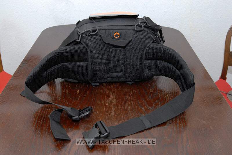 LOWEPRO INVERSE 200 AW\n\nFoto und Text von Oliver Biederbeck - VIELEN DANK!\n\nKommentar:\n\nWeich gepolsterter Gurt fr ausreichenden Tragekomfort. Ohne Schultergurt lsst der Tragekomfort bei voller Tasche allerdings schnell nach.