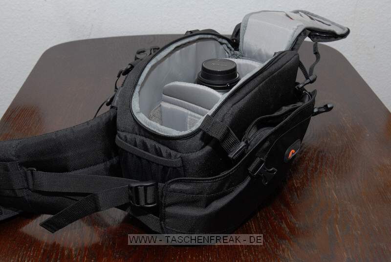 LOWEPRO INVERSE 200 AW\n\nFoto und Text von Oliver Biederbeck - VIELEN DANK!\n\nKommentar:\n\nDas Bild zeigt ein Nikkor DX 17-55mm 2,8 mit aufgesetzter Sonnenbrille in der Lowepro Inverse 200 AW. Mit Kameragehäuse gibt es hier Mühe, den Reißverschluss zu schließen.