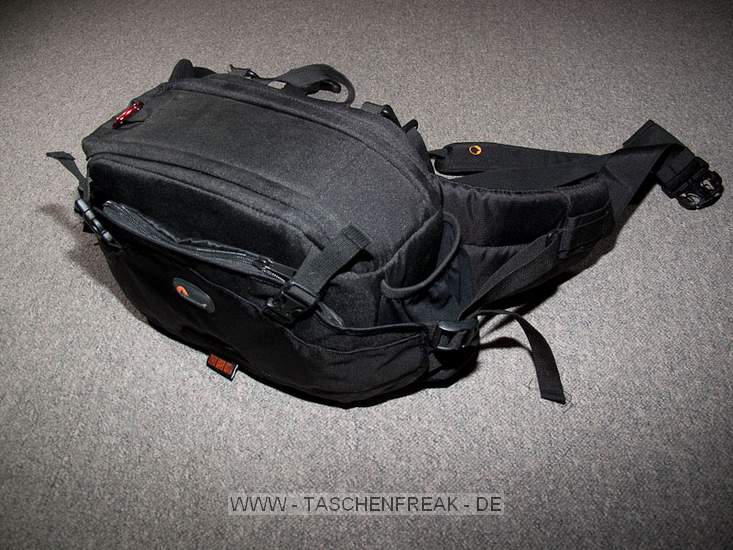 LOWEPRO INVERSE 200 AW\n\nFoto und Kommentar von Christian Toelle - VIELEN DANK!\n\nKommentar:\n\nHi Jörg,\n\nanbei ein paar Bilder der Inverse 200 AW mit Kamera. Es passt hinein eine 40D mit BG und 17-85 mit Geli, 2 Objektive wie das 50 1.4, 100 Makro, beides mit Geli und ein Wenig Kleinkram. Mit etwas Druck geht auch noch ein Blitz hinein. Schöne, kompakte Bauchtasche mit Schulterriemen als Alternative, oder Lastverteiler. Sehr praktisch ist der Schulterriemen auch beim Objektivwechsel.\n\nGruß Christian