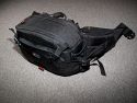 LOWEPRO INVERSE 200 AW\n\nFoto und Kommentar von Christian Toelle - VIELEN DANK!\n\nKommentar:\n\nHi Jrg,\n\nanbei ein paar Bilder der Inverse 200 AW mit Kamera. Es passt hinein eine 40D mit BG und 17-85 mit Geli, 2 Objektive wie das 50 1.4, 100 Makro, beides mit Geli und ein Wenig Kleinkram. Mit etwas Druck geht auch noch ein Blitz hinein. Schne, kompakte Bauchtasche mit Schulterriemen als Alternative, oder Lastverteiler. Sehr praktisch ist der Schulterriemen auch beim Objektivwechsel.\n\nGru Christian