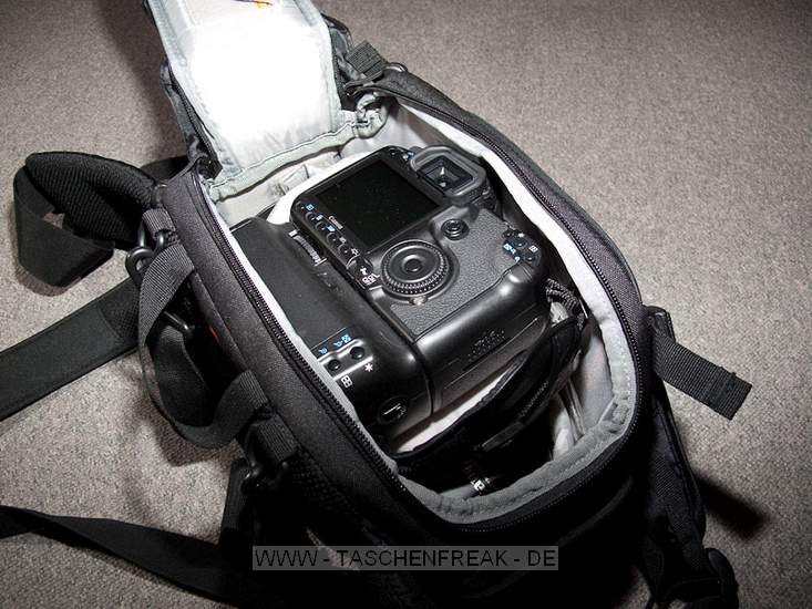 LOWEPRO INVERSE 200 AW\n\nFoto und Kommentar von Christian Toelle - VIELEN DANK!\n\nKommentar:\n\nHi Jörg,\n\nanbei ein paar Bilder der Inverse 200 AW mit Kamera. Es passt hinein eine 40D mit BG und 17-85 mit Geli, 2 Objektive wie das 50 1.4, 100 Makro, beides mit Geli und ein Wenig Kleinkram. Mit etwas Druck geht auch noch ein Blitz hinein. Schöne, kompakte Bauchtasche mit Schulterriemen als Alternative, oder Lastverteiler. Sehr praktisch ist der Schulterriemen auch beim Objektivwechsel.\n\nGruß Christian