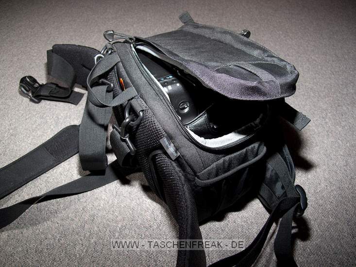 LOWEPRO INVERSE 200 AW\n\nFoto und Kommentar von Christian Toelle - VIELEN DANK!\n\nKommentar:\n\nHi Jörg,\n\nanbei ein paar Bilder der Inverse 200 AW mit Kamera. Es passt hinein eine 40D mit BG und 17-85 mit Geli, 2 Objektive wie das 50 1.4, 100 Makro, beides mit Geli und ein Wenig Kleinkram. Mit etwas Druck geht auch noch ein Blitz hinein. Schöne, kompakte Bauchtasche mit Schulterriemen als Alternative, oder Lastverteiler. Sehr praktisch ist der Schulterriemen auch beim Objektivwechsel.\n\nGruß Christian