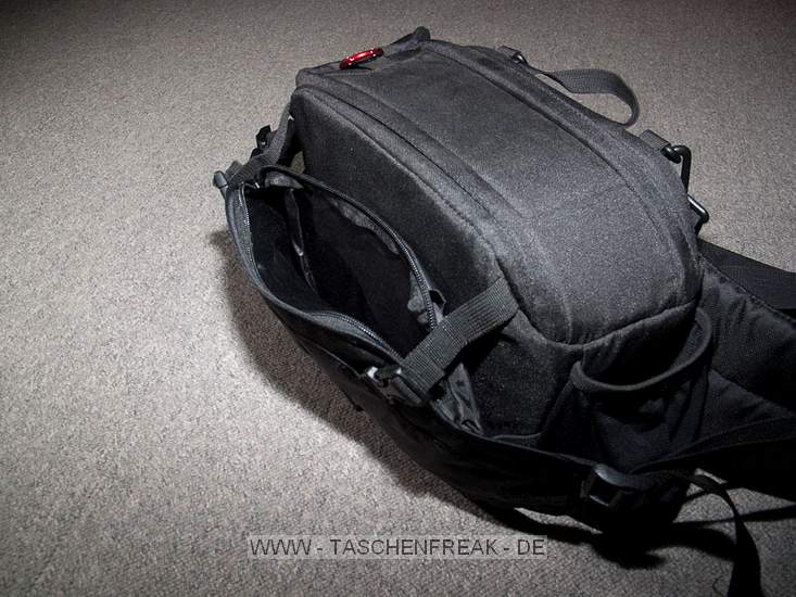 LOWEPRO INVERSE 200 AW\n\nFoto und Kommentar von Christian Toelle - VIELEN DANK!\n\nKommentar:\n\nHi Jörg,\n\nanbei ein paar Bilder der Inverse 200 AW mit Kamera. Es passt hinein eine 40D mit BG und 17-85 mit Geli, 2 Objektive wie das 50 1.4, 100 Makro, beides mit Geli und ein Wenig Kleinkram. Mit etwas Druck geht auch noch ein Blitz hinein. Schöne, kompakte Bauchtasche mit Schulterriemen als Alternative, oder Lastverteiler. Sehr praktisch ist der Schulterriemen auch beim Objektivwechsel.\n\nGruß Christian